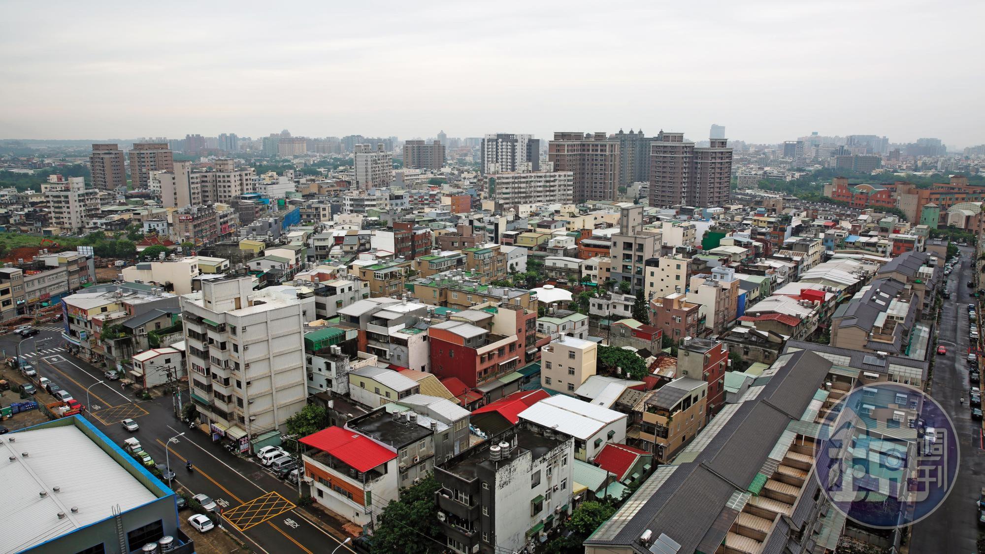敬鵬大火引發工安質疑,陳學聖批桃園違建拆除率去年不到5百件,在6都敬陪末座,市府放任違建不取締難辭其咎。