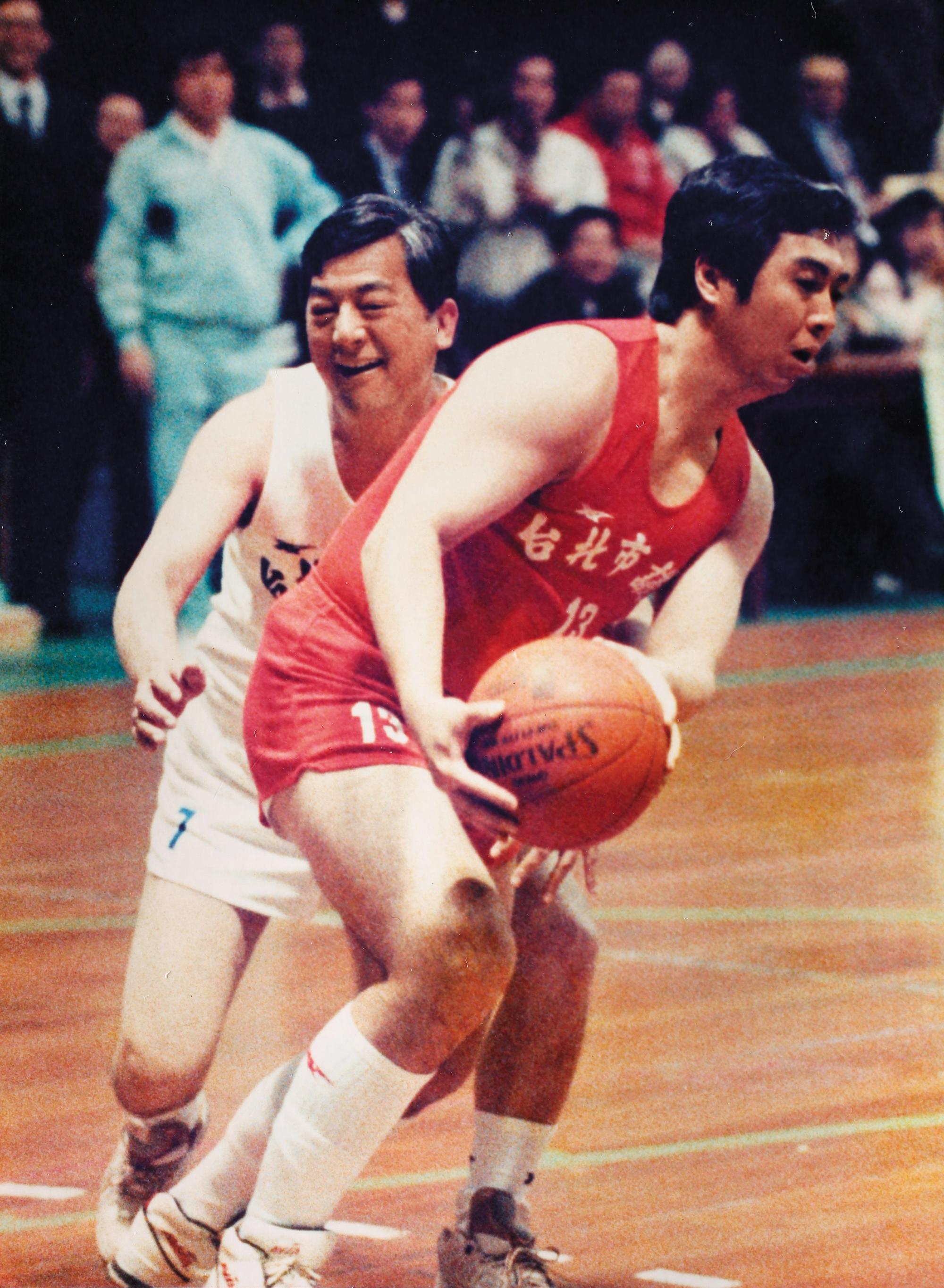 陳學聖(右)曾擔任台北市議員,他找出與前台北市長黃大洲(左)打籃球的照片,笑說自己體力不減,選舉期間一定跑得很勤快。(陳學聖提供)