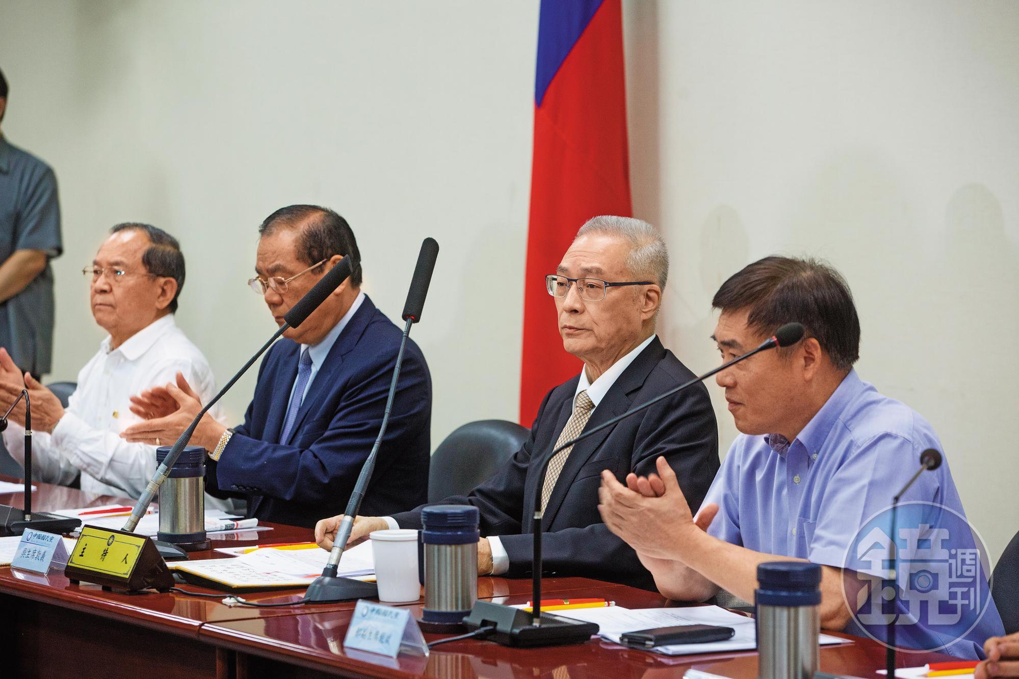 吳敦義對外有蔡政府卡關,黨內朱立倫、洪秀柱及郝龍斌都藉輔選機會布局年底選後情勢,使他內外交迫。