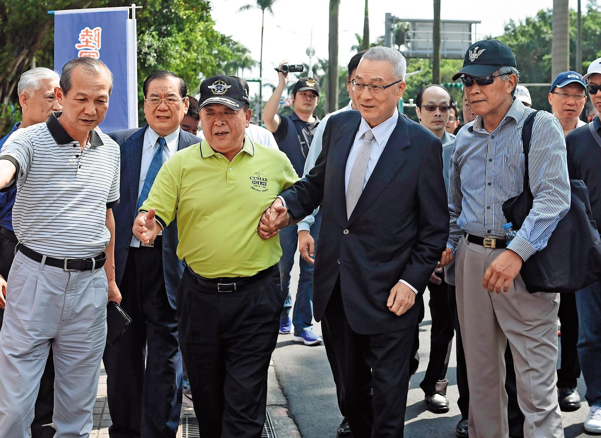 吳敦義4月19日前往立法院替反年改的八百壯士加油,背部看來有些僵硬,走路不太順,進場時還由八百壯士副指揮官吳斯懷攙扶。