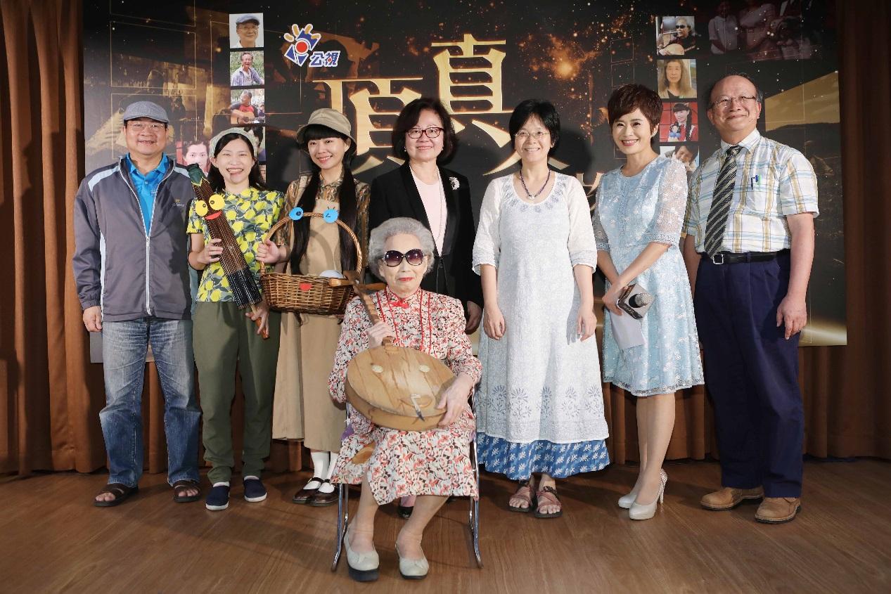 楊秀卿（前）及作家曹欽榮（後右起）、主持人許雅文、台語歌曲創作者呂佳靜、公視董事長陳郁秀、夾腳拖劇團何家妮及團長吳易蓁、製作人呂東熹共同出席。（公視提供）