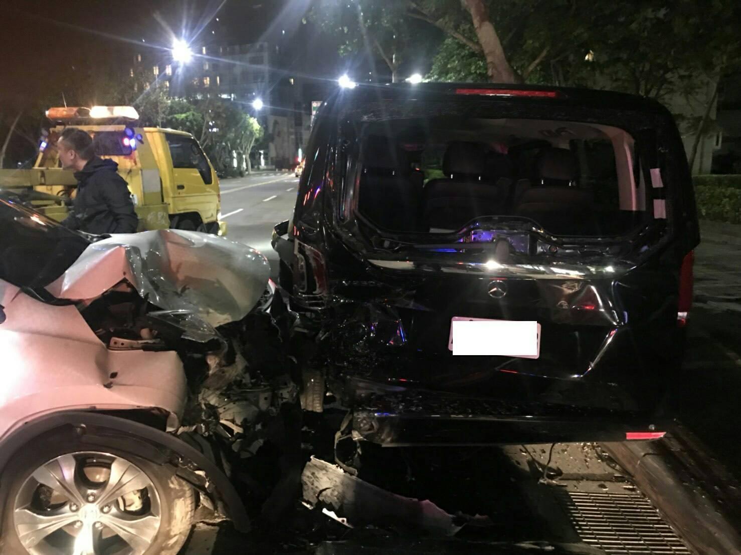 停在停車格的車輛無辜受到波及,車尾幾乎遭撞爛。(松山分局提供)