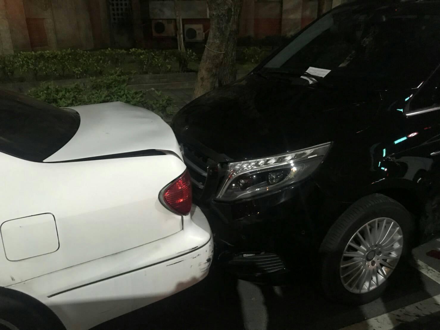 停在停車格的車輛無辜受到波及,車尾幾乎遭撞爛。(松山分局提供)