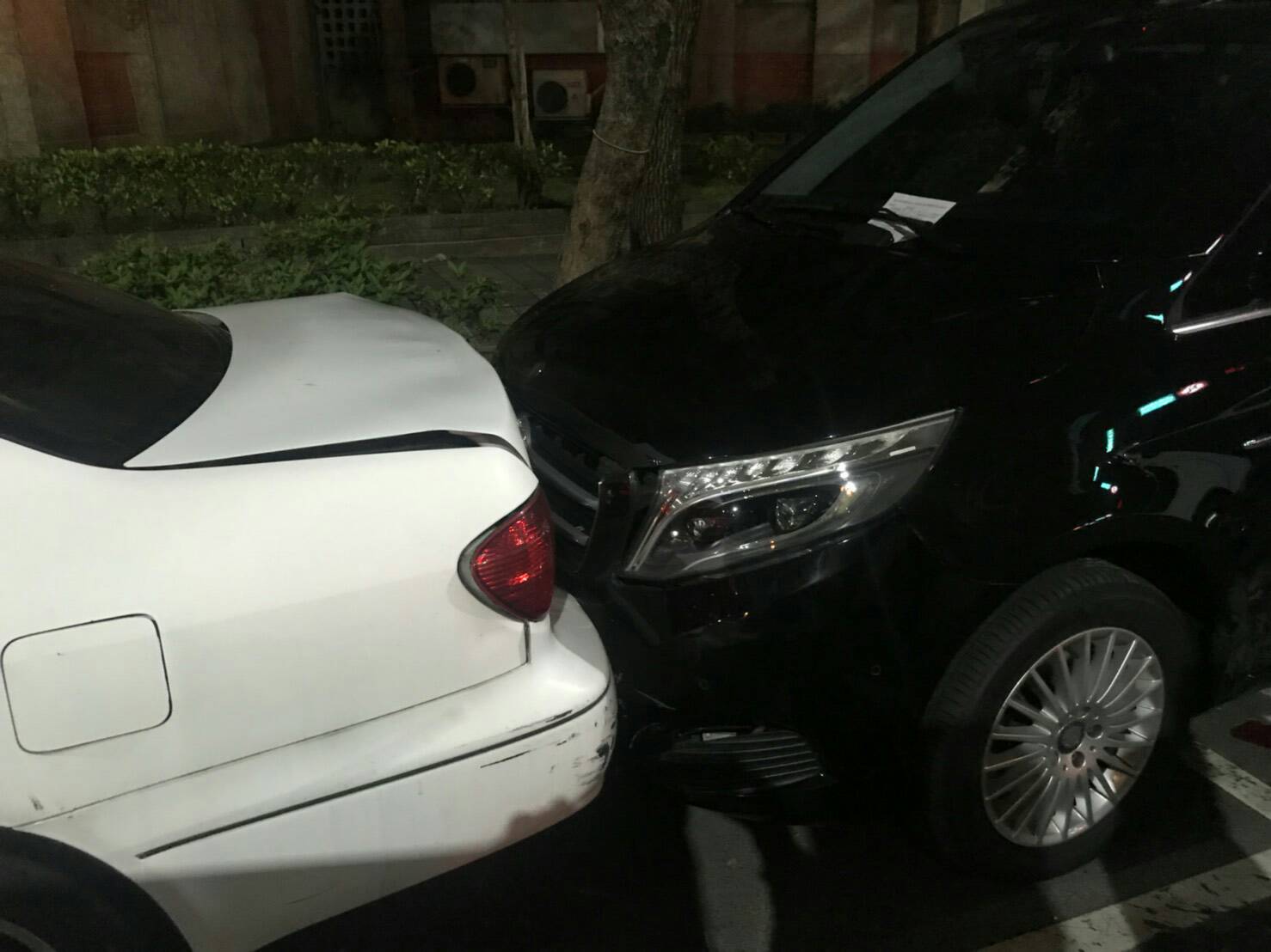  停在停車格的車輛無辜受到波及，車尾幾乎遭撞爛。（松山分局提供）