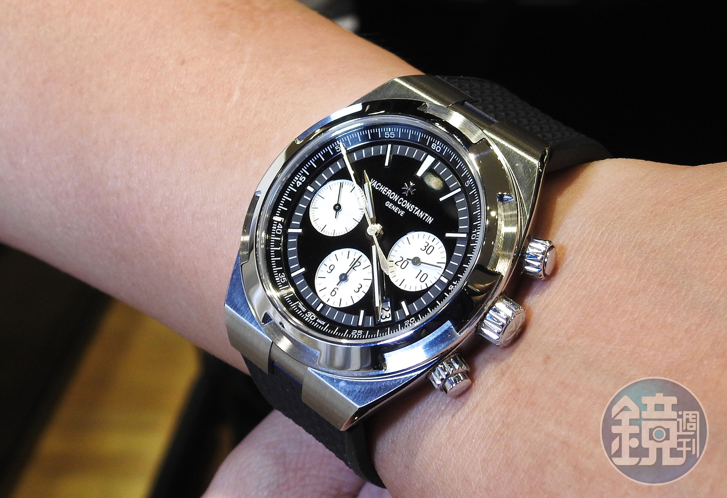 《Overseas Chronograph》黑白搭配的「貓熊面」視覺設計，源自1960年代專為賽車運動打造的時計。深淺顏色對比讓面盤顯示更加醒目，突顯了計時功能指示的可讀性。不鏽鋼材質/功能：時間顯示；計時碼錶/機芯：自動上鍊機芯/日內瓦印記認證/建議售價：NT$950,000