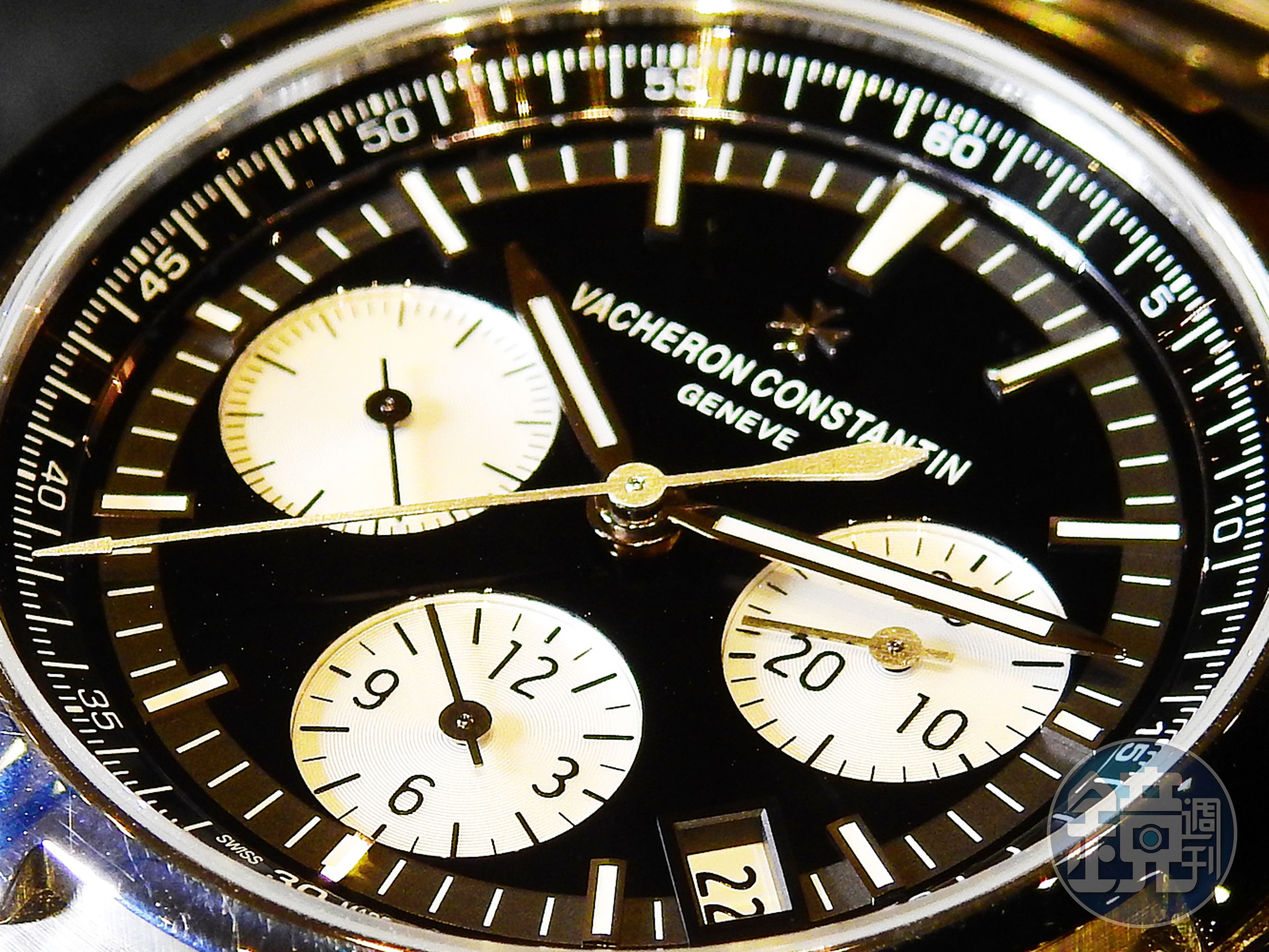 此款隱藏版《Overseas Chronograph》計時碼錶採用漆黑底面盤，但三個輔助面盤則是銀白色設計。