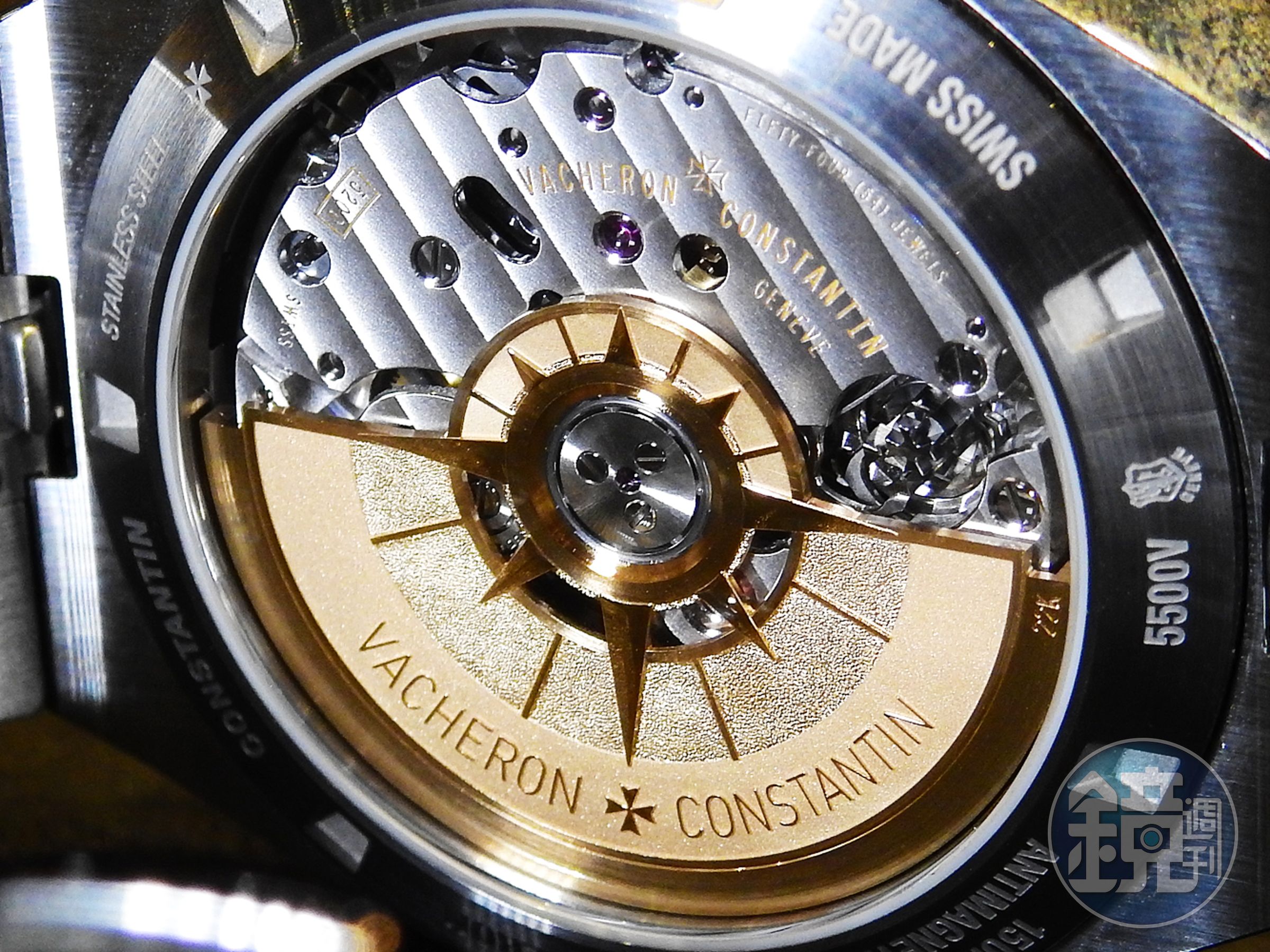搭載了5200自動上鍊機芯，《Overseas Chronograph》通過透明藍寶石水晶錶底蓋，可欣賞到飾有風向玫瑰羅盤圖案的22K金質自動盤。