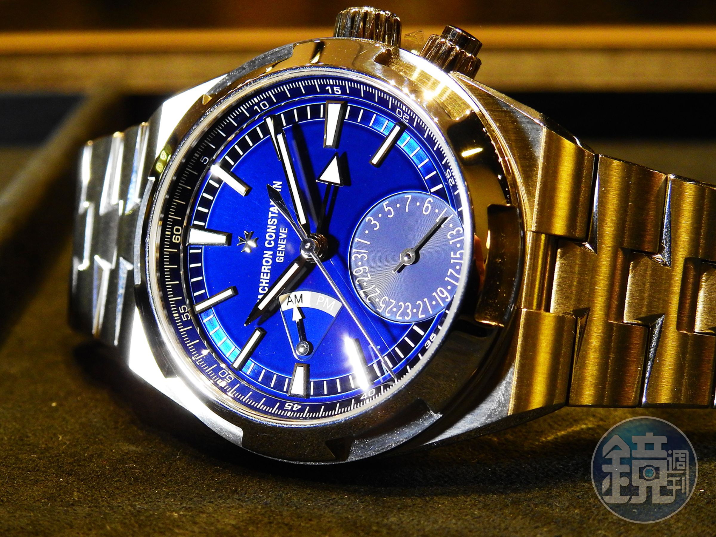 今年SIHH上剛發表的《Overseas Dual Time》兩地時間腕錶，藍面款式充滿了海洋探險的氣息與壯志。不鏽鋼材質/功能：時間顯示；兩地時間功能/機芯：自動上鍊機芯/日內瓦印記認證/建議售價：NT$800,000