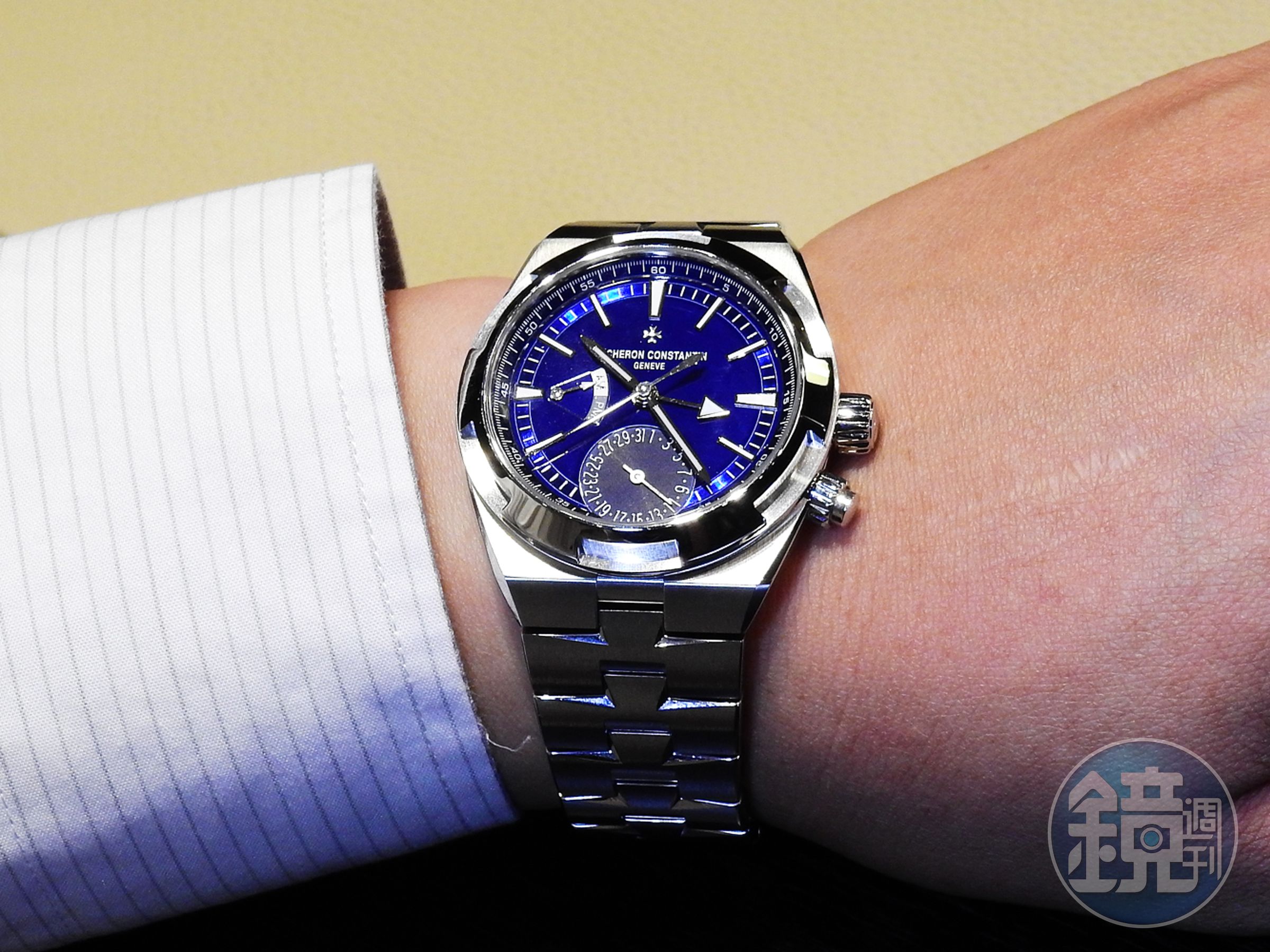 《Overseas Dual Time》41mm的錶徑穠纖合度，配戴手感亦頗為舒適。