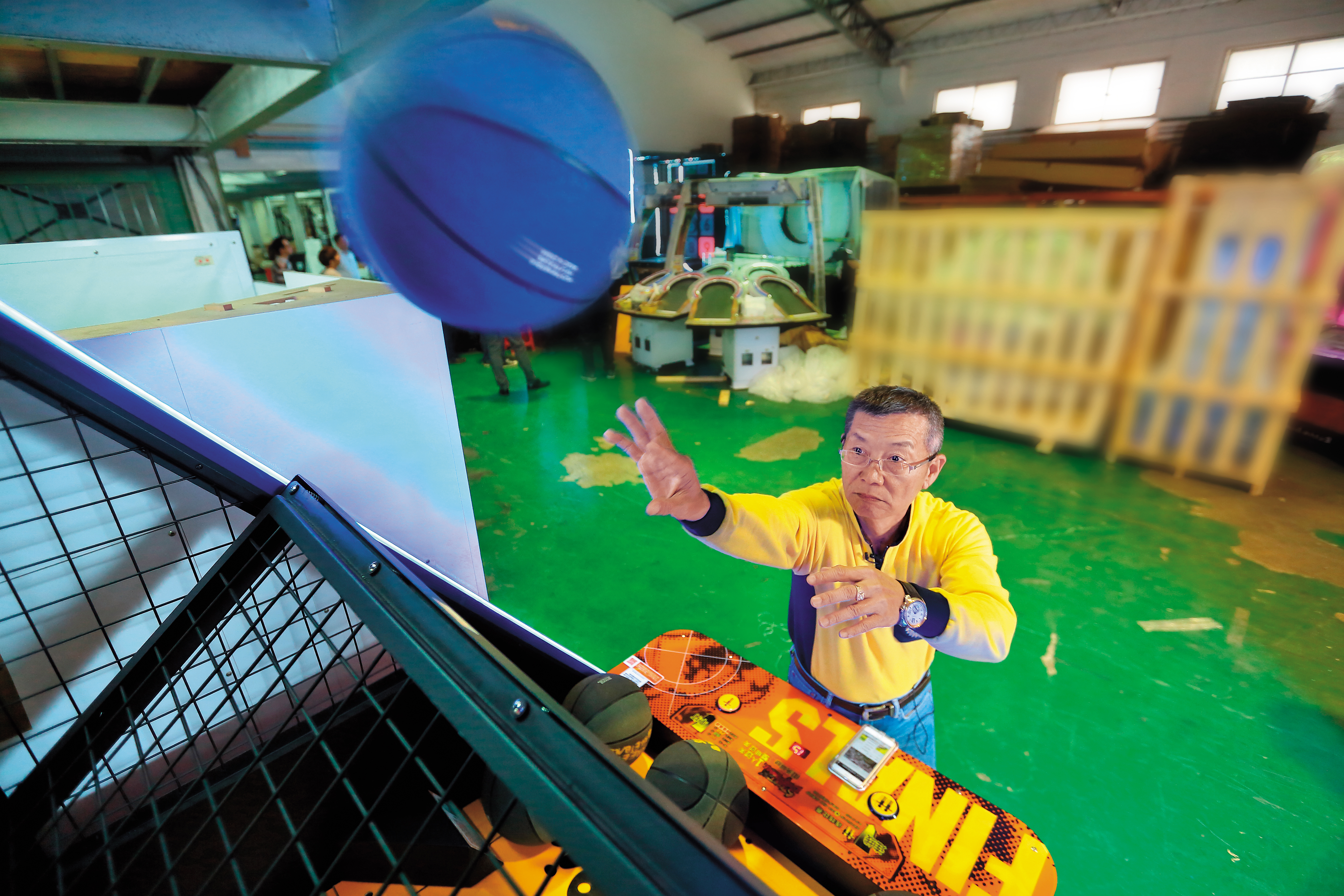 呂坤謀從雜貨店老闆變中國市占最高的投籃機生產商，去年起整合線上線下資源，推廣投籃電競。