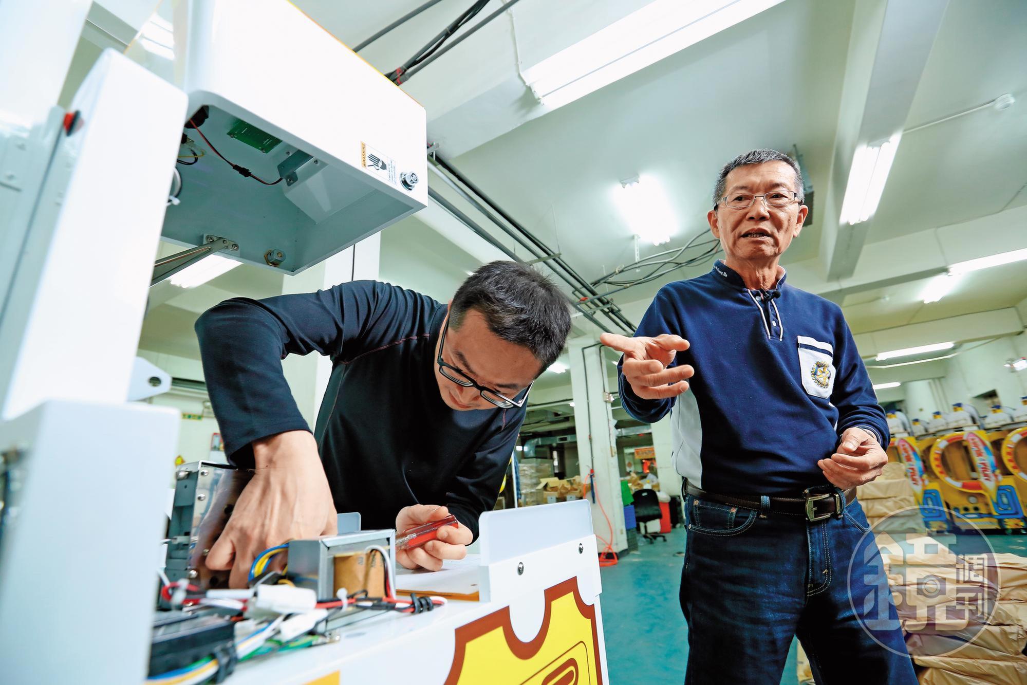 呂坤謀(右)研發的休閒娛樂機台,超過7成外銷歐美日。