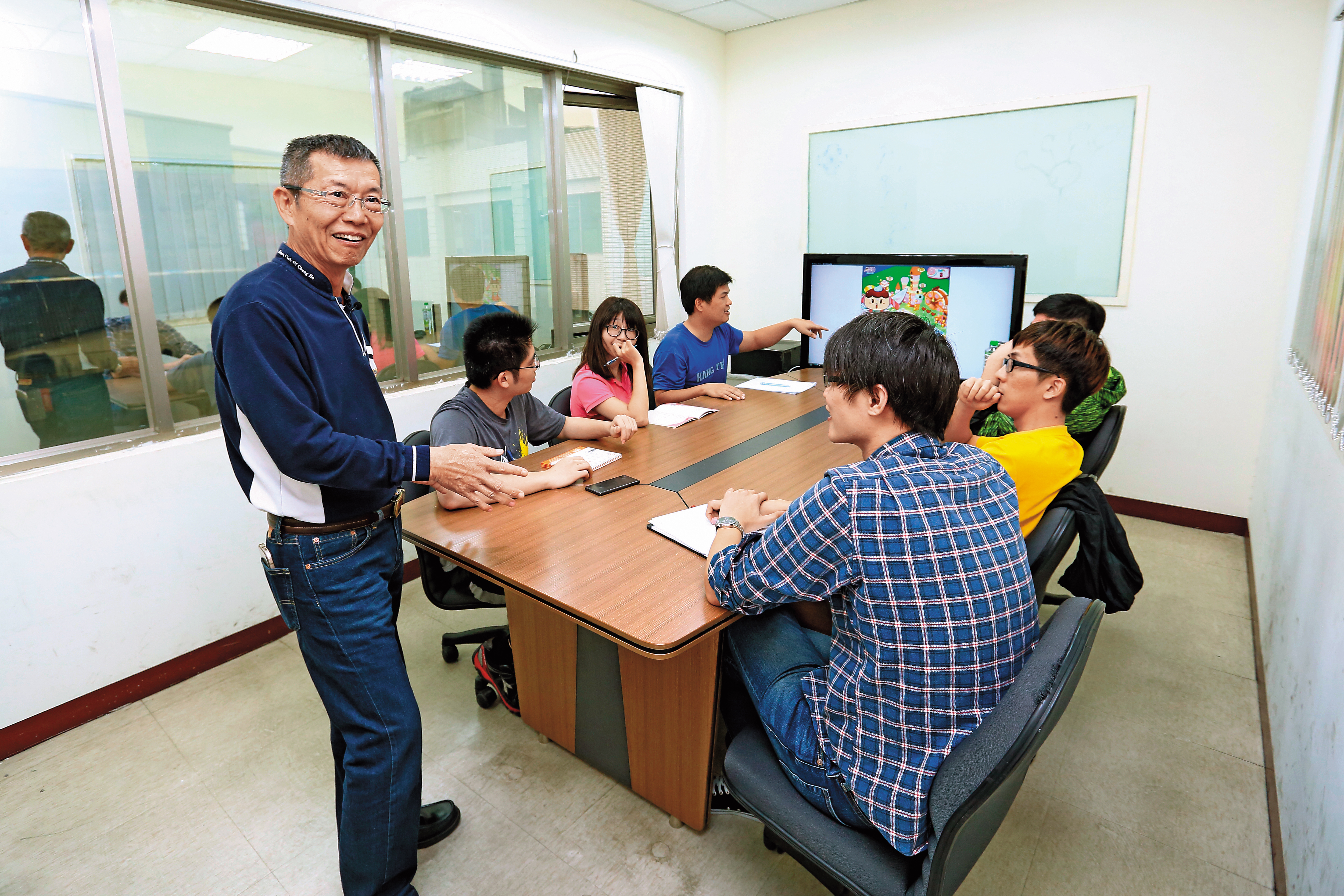 為了避免遊戲侵權，呂坤謀（左1）培養團隊研發、繪製遊戲主角。