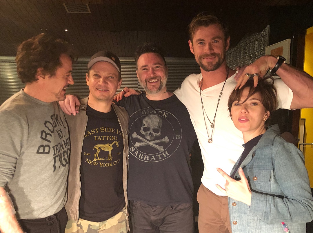 鋼鐵人小勞勃道尼和初代復仇者聯盟成員一起前往刺青店，留下復仇者聯盟印記。（取自小勞勃道尼IG）