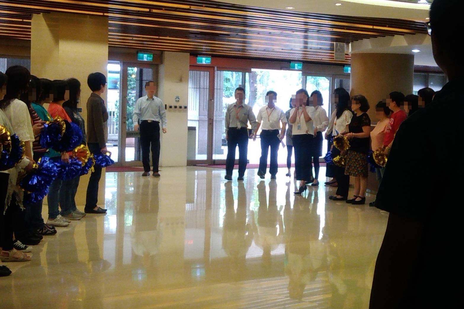 財資中心員工被要求在上班時間，為5月17日的慶祝大會彩排迎賓。