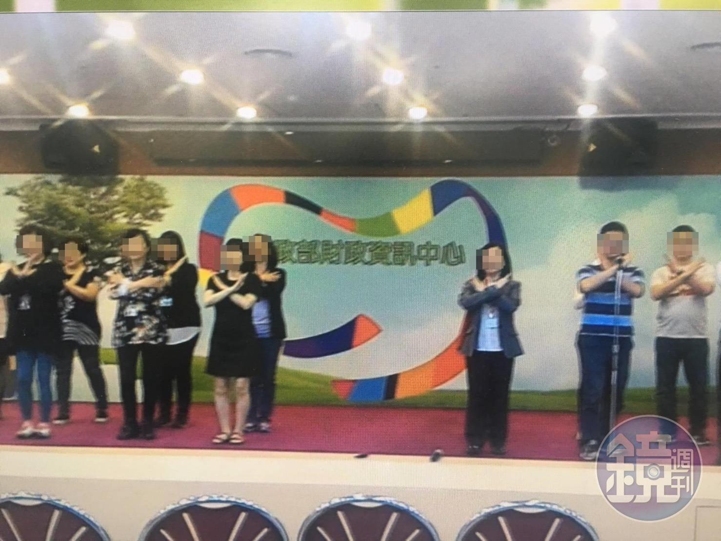 財資中心員工在上班時間,被要求於大禮堂練歌、練舞。