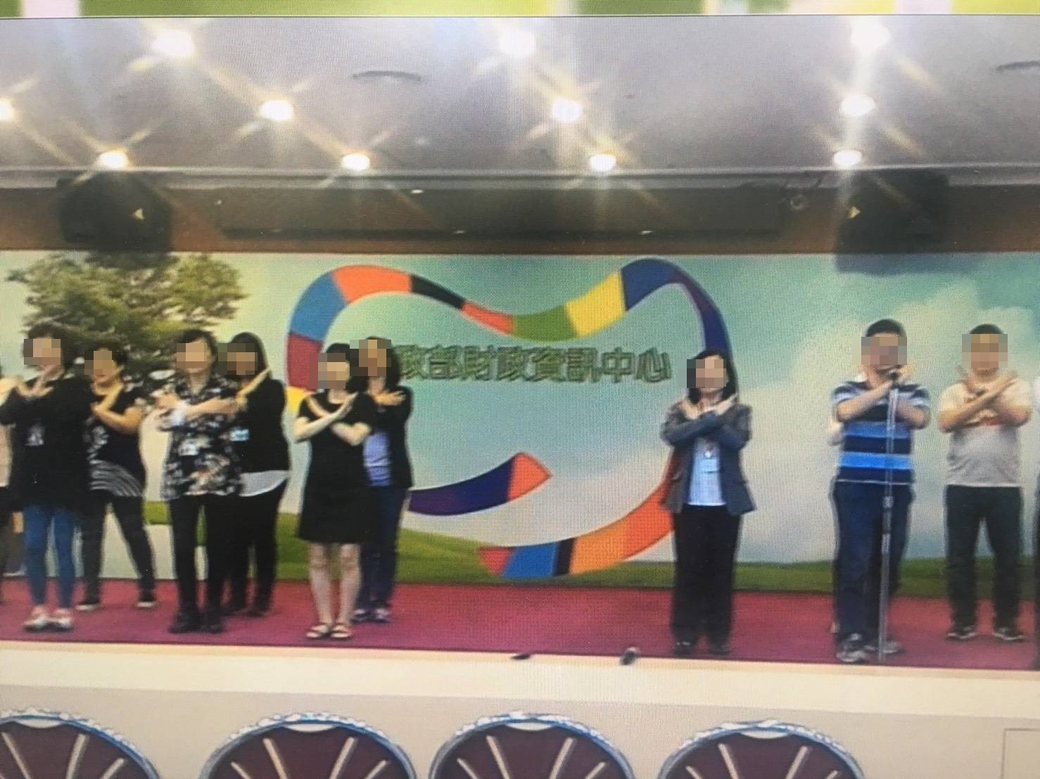 財資中心員工在上班時間,被要求於大禮堂練歌、練舞。
