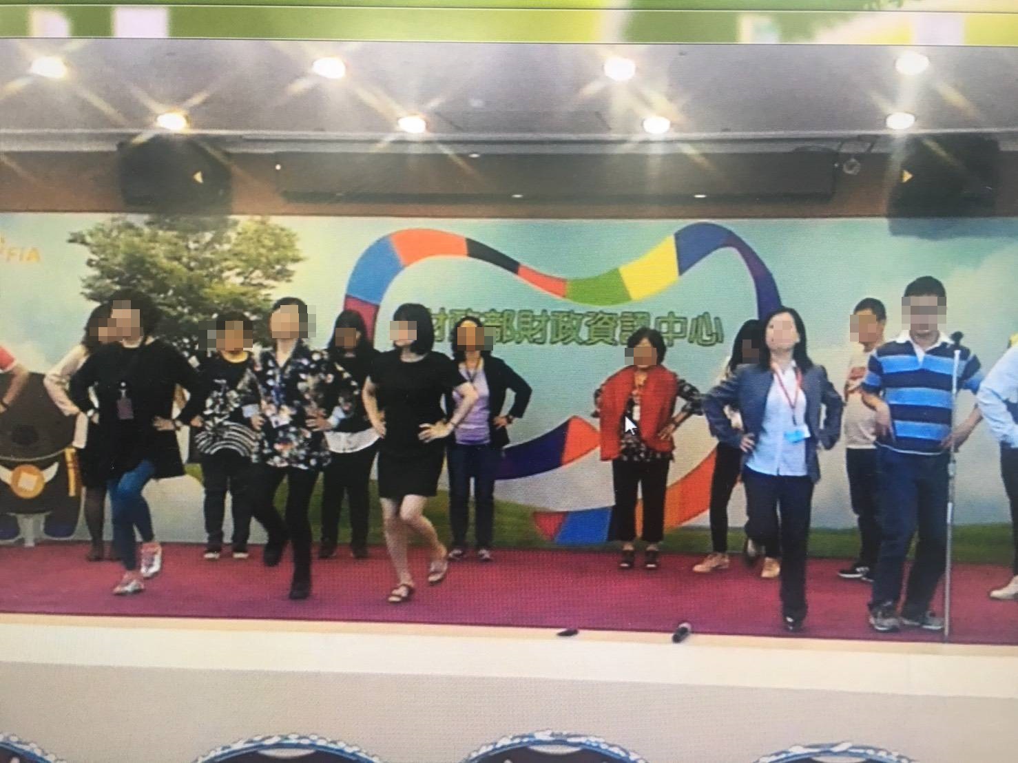 財資中心員工在上班時間，被要求於大禮堂練歌、練舞。