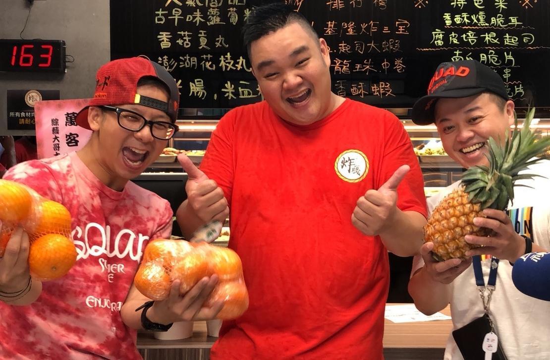 林道遠最近與友人合資200萬經營炸物料理「炸嘎」，錢君仲（右）跟阿竿（左）特別來捧場。（民視提供）