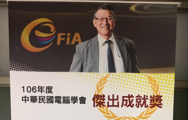 陳泉錫主任的人形立牌,放置於財資中心顯眼處,上面詳列5大政績。