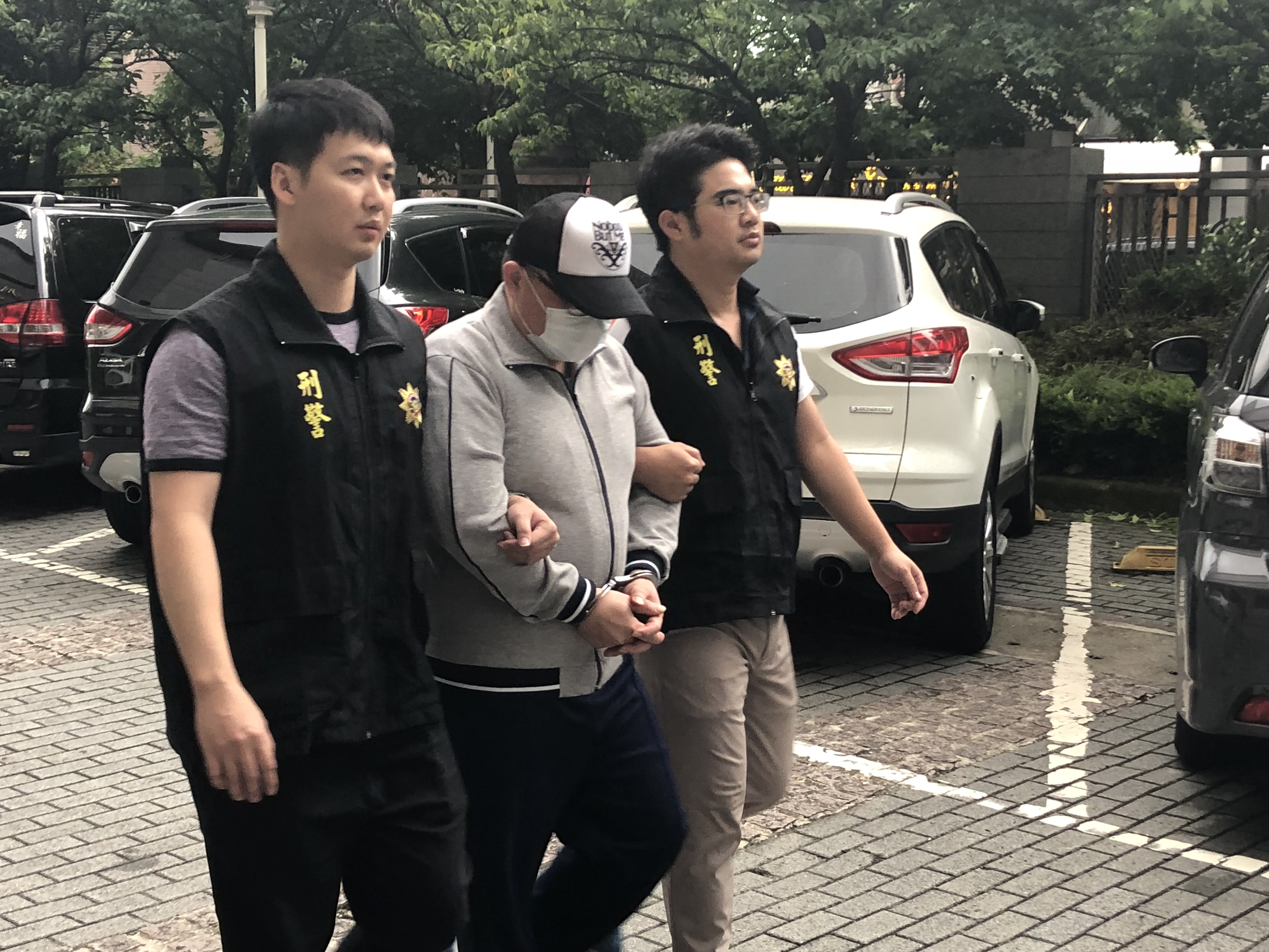 警方將因毒品案入獄的張嫌借提偵訊。（刑事局提供）