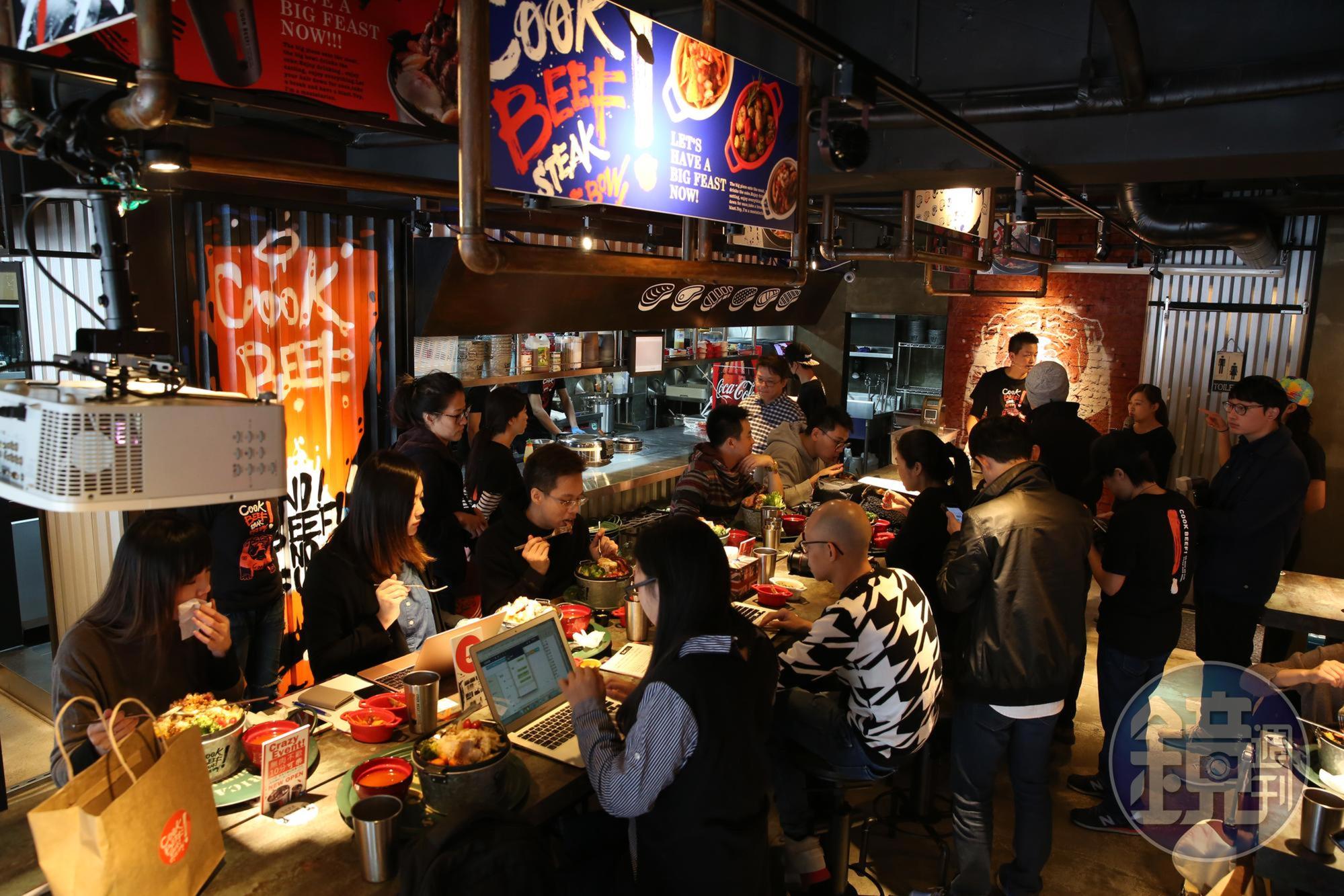 母親節到來，不少民眾到王品旗下餐廳「cookbeef」慶祝節日。