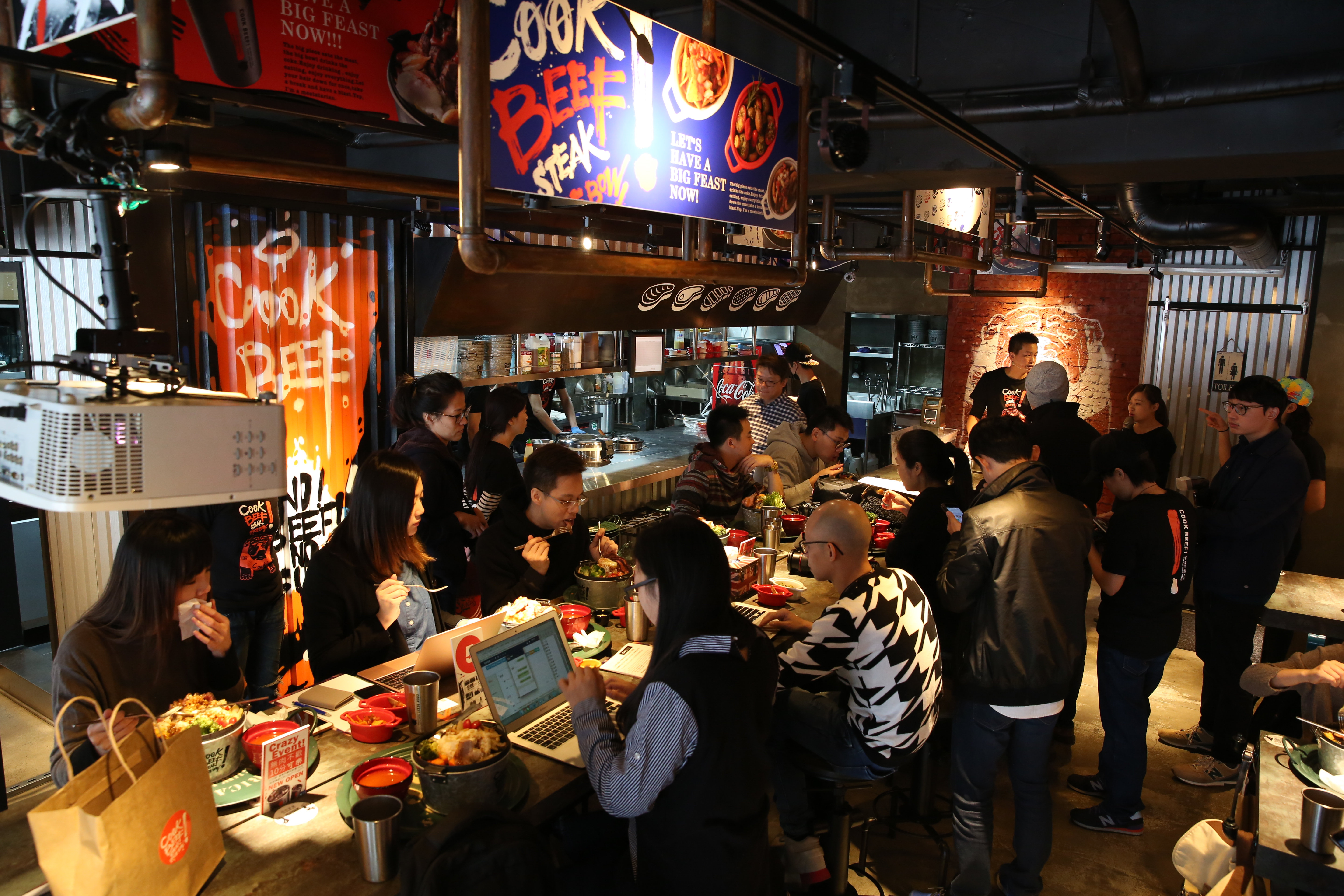 母親節到來,不少民眾到王品旗下餐廳「cookbeef」慶祝節日。