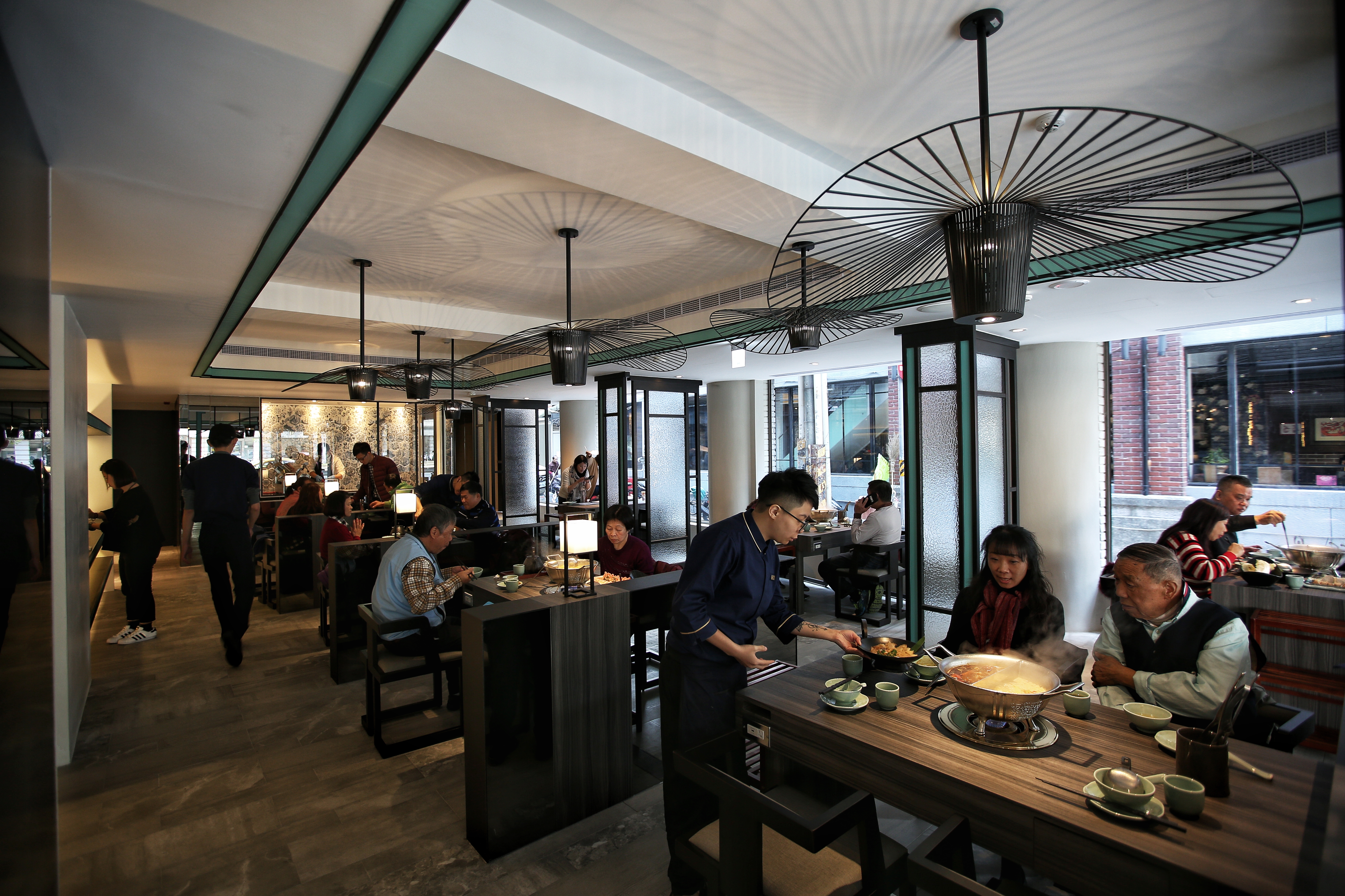 母親節到來，不少民眾到王品旗下餐廳「青花驕」吃麻辣鍋慶祝節日。