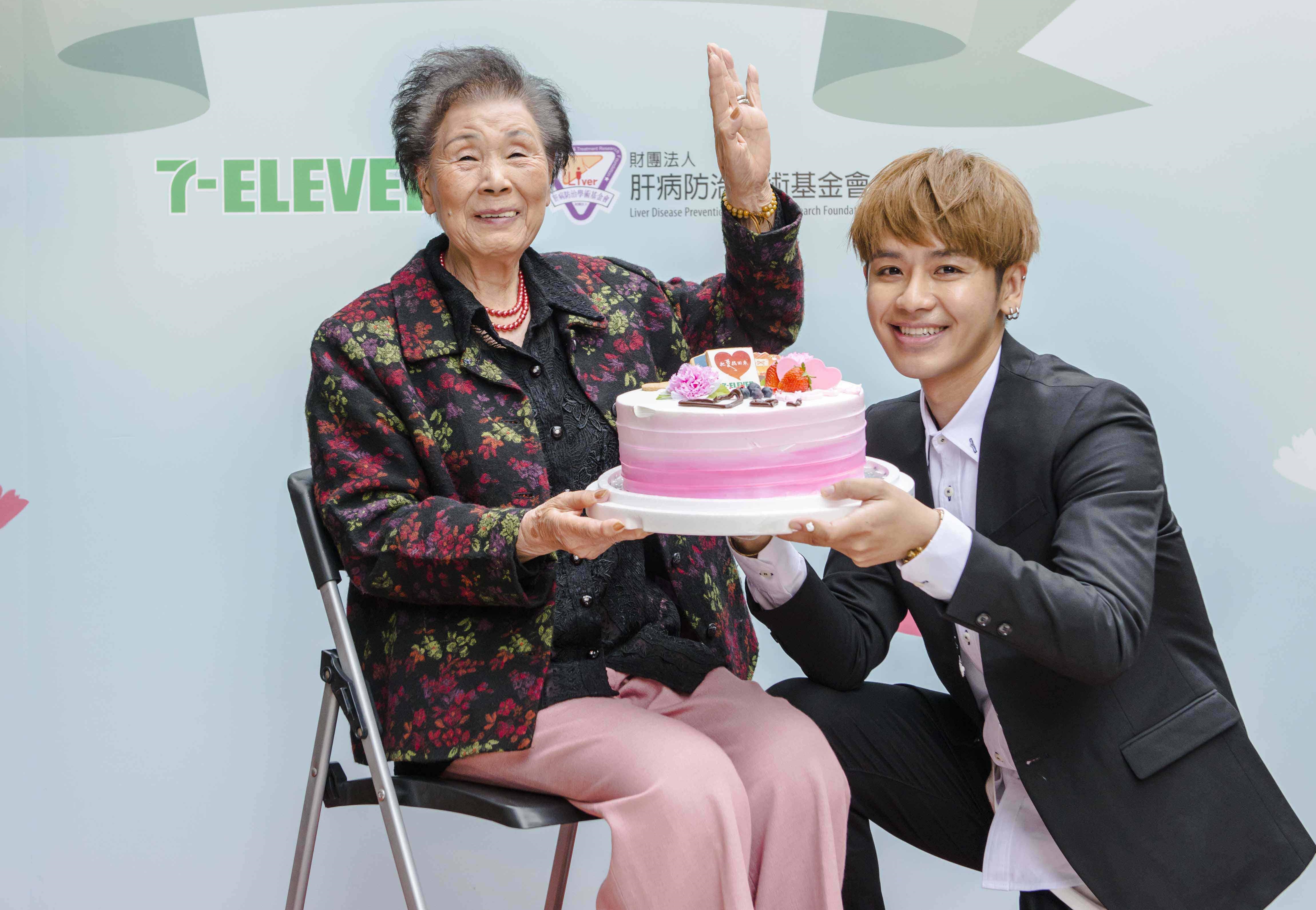 鼓鼓送上母親節蛋糕給阿嬤。（相信音樂提供）