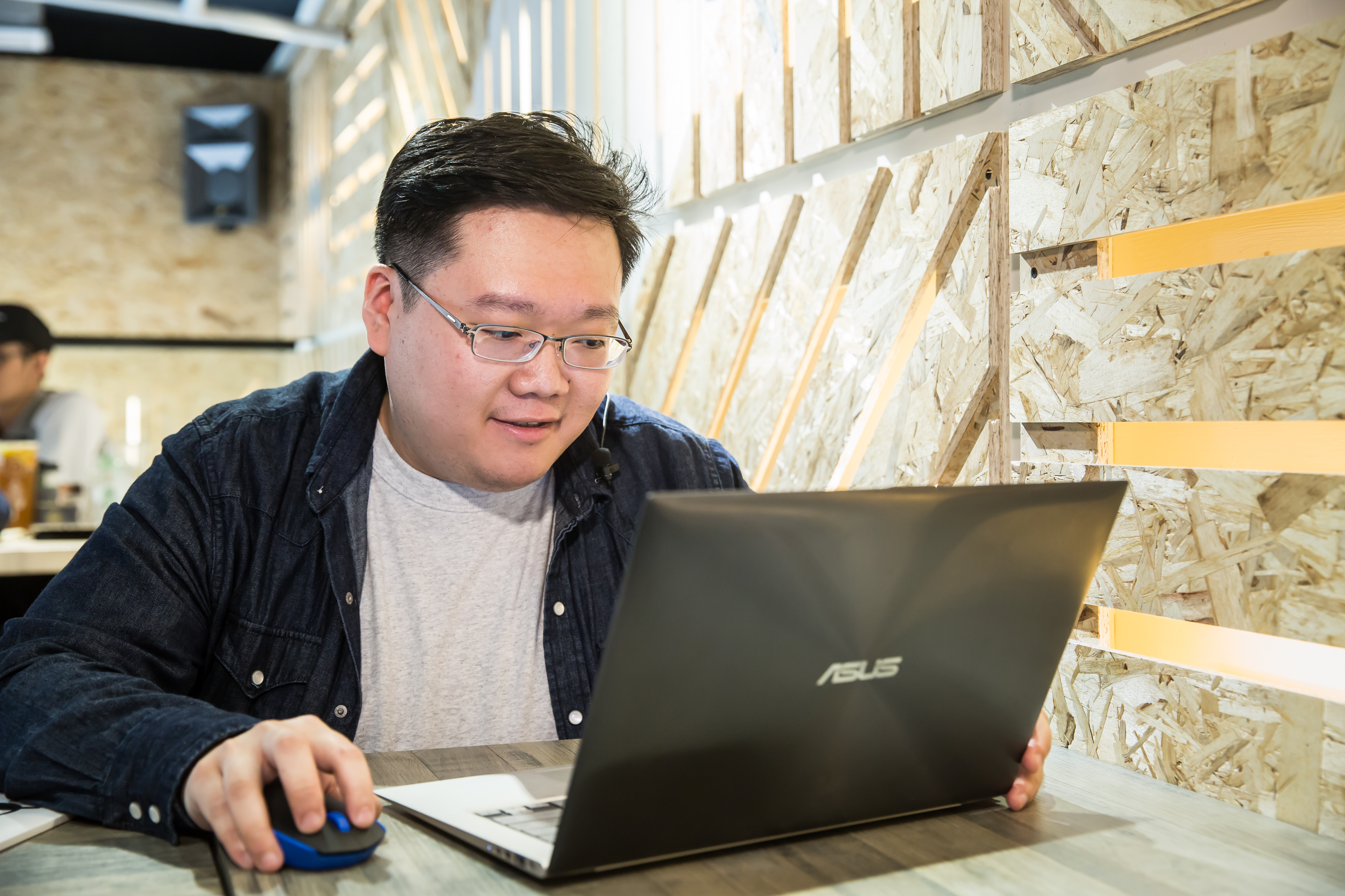 為了鑽研投資，陳飛龍經常坐在桌前讀財報，一坐就是5小時以上。