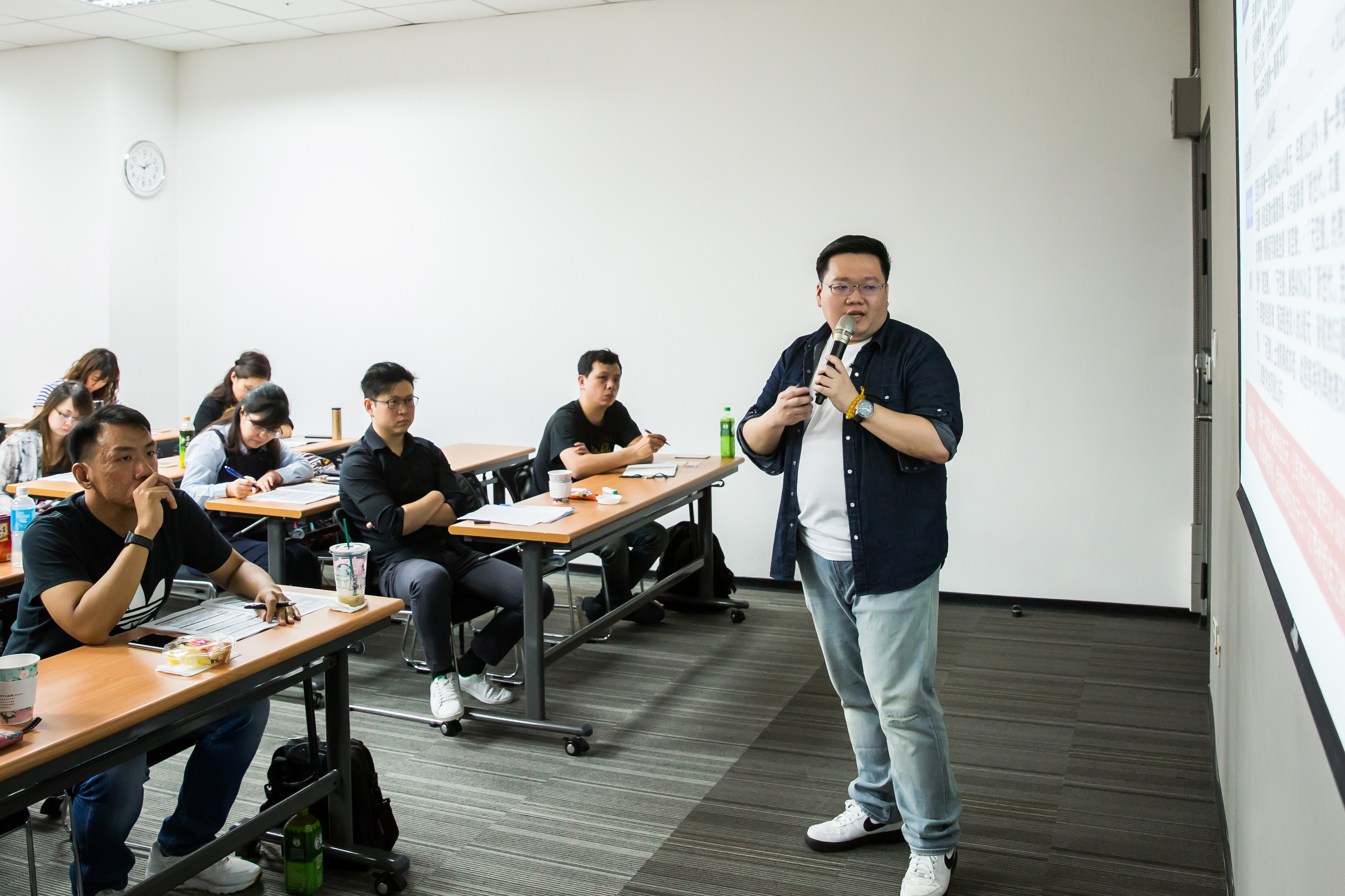 上課學員年紀都比陳飛龍稍長，不過他精準解讀數據資料，讓學員都信服。