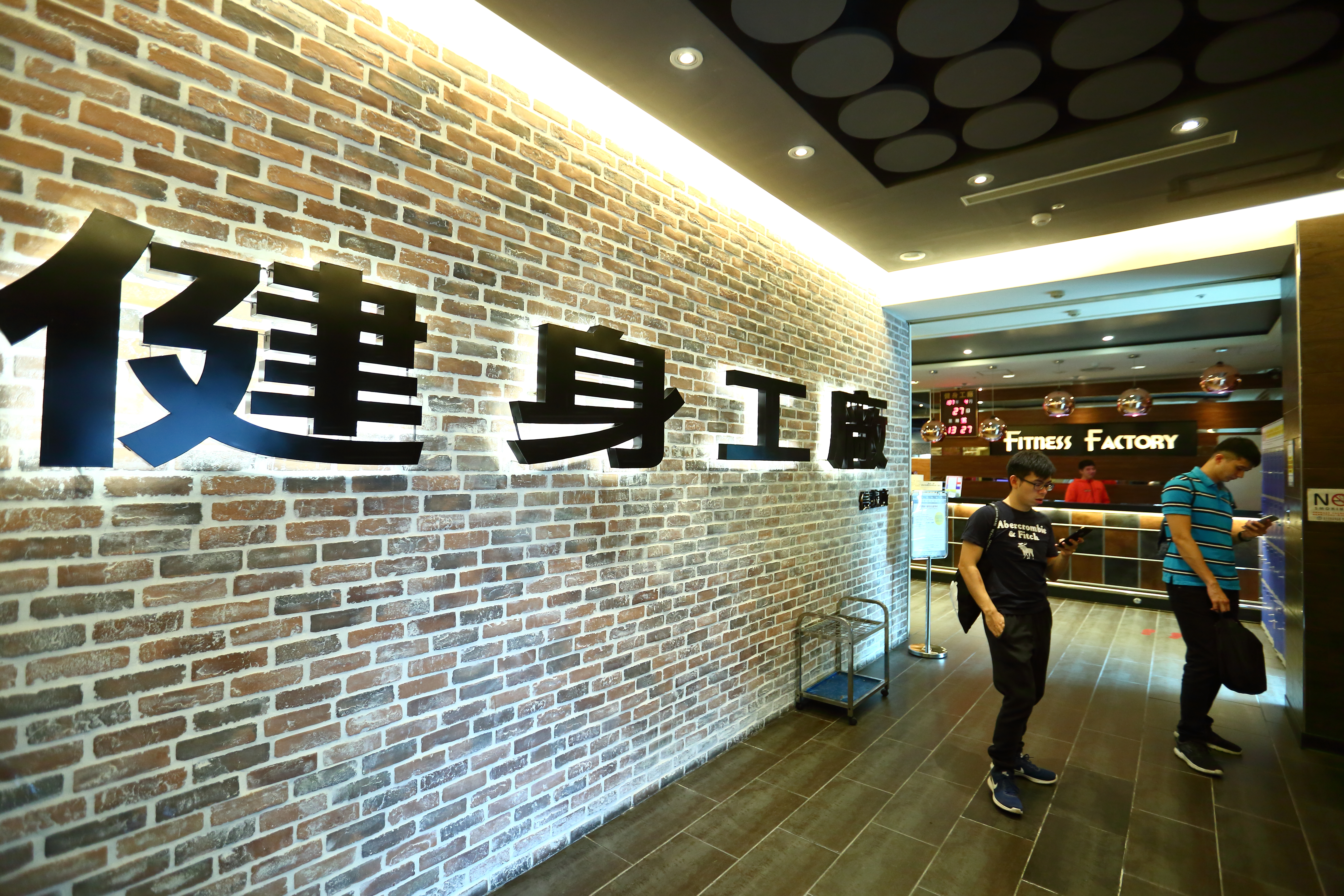 陳飛龍對於投資標的設有嚴格的條件標準，柏文不論是營收成長率、毛利率等全數達標。