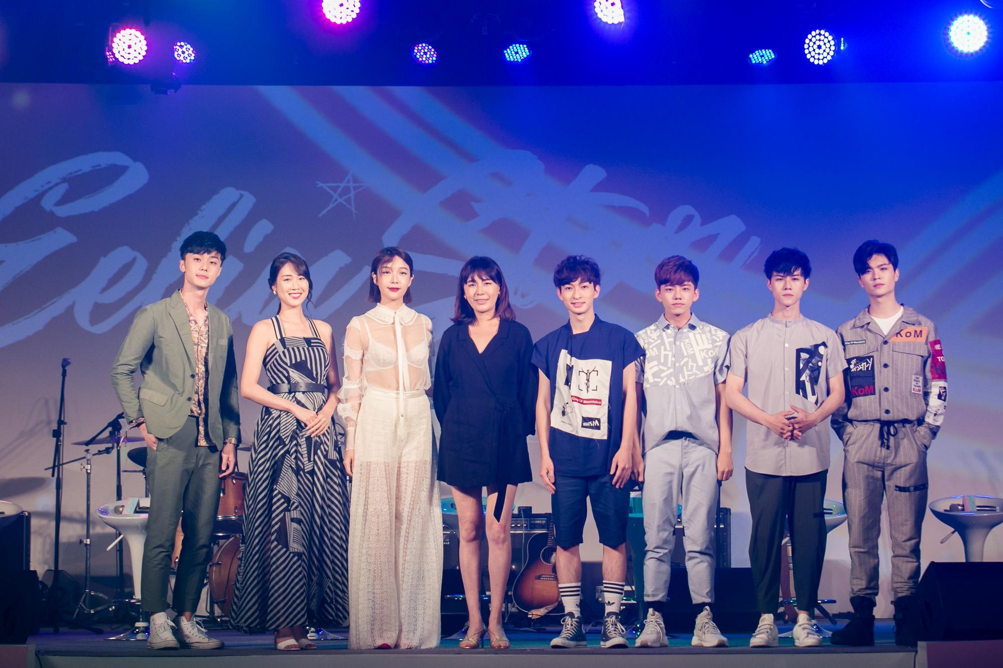 第7屆《Eelin Star 伊林璀璨之星選拔大會》報名起跑記者會,總經理陳婉若(中)與蔡淑臻(左三)帶領noovy樂隊和鄭雅勻(左二)、施柏宇(左一)分享自身經驗給想加入時尚、演藝圈的年輕人意見。(伊林娛樂提供)