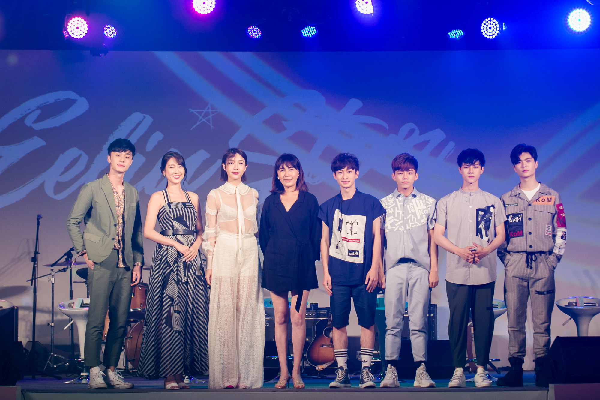 第7屆《Eelin Star 伊林璀璨之星選拔大會》報名起跑記者會，總經理陳婉若（中）與蔡淑臻（左三）帶領noovy樂隊和鄭雅勻（左二）、施柏宇（左一）分享自身經驗給想加入時尚、演藝圈的年輕人意見。（伊林娛樂提供）