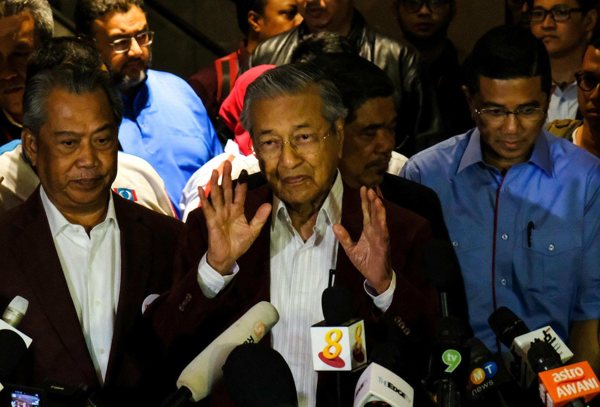 7月將滿93歲的馬哈迪（中）寫下大馬政治新頁，將成為全球年紀最大的領導人。（東方IC）