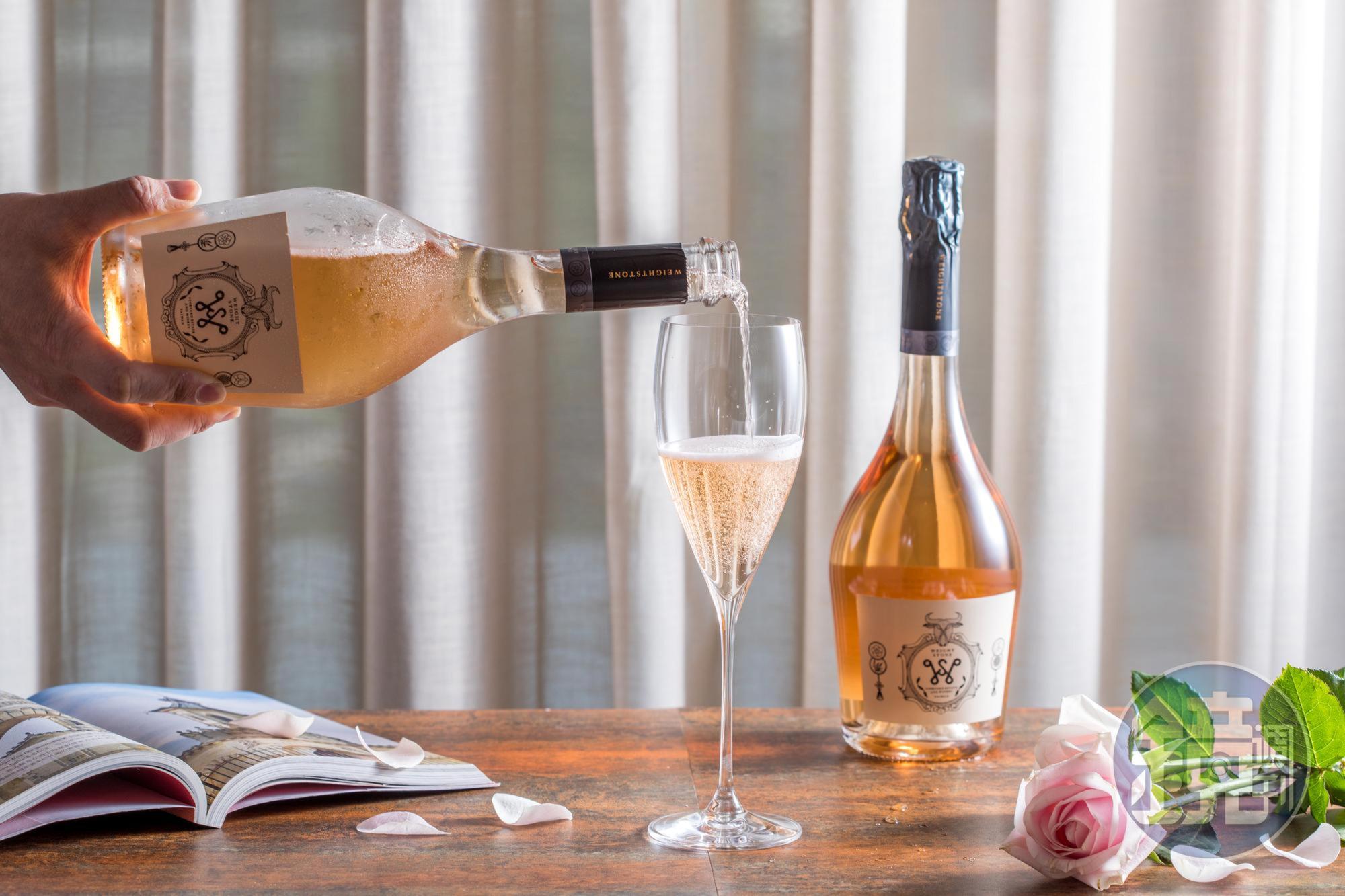 粉紅酒「Weightstone, Rose Brut, Gris de Noirs, Cuvee 15 Taiwan」帶鮮明酸度,尾韻有鹹菜乾風味,適合客家或台式料理。(4,600元/瓶)