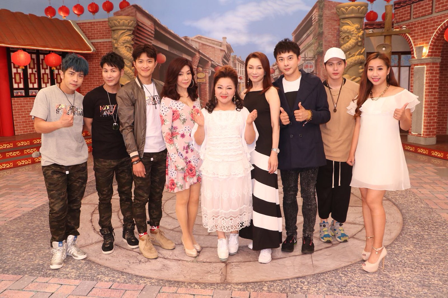 白冰冰表示今年是沒有母親的母親節，心中一陣酸楚，卻必須忍著。（陳孝志提供）