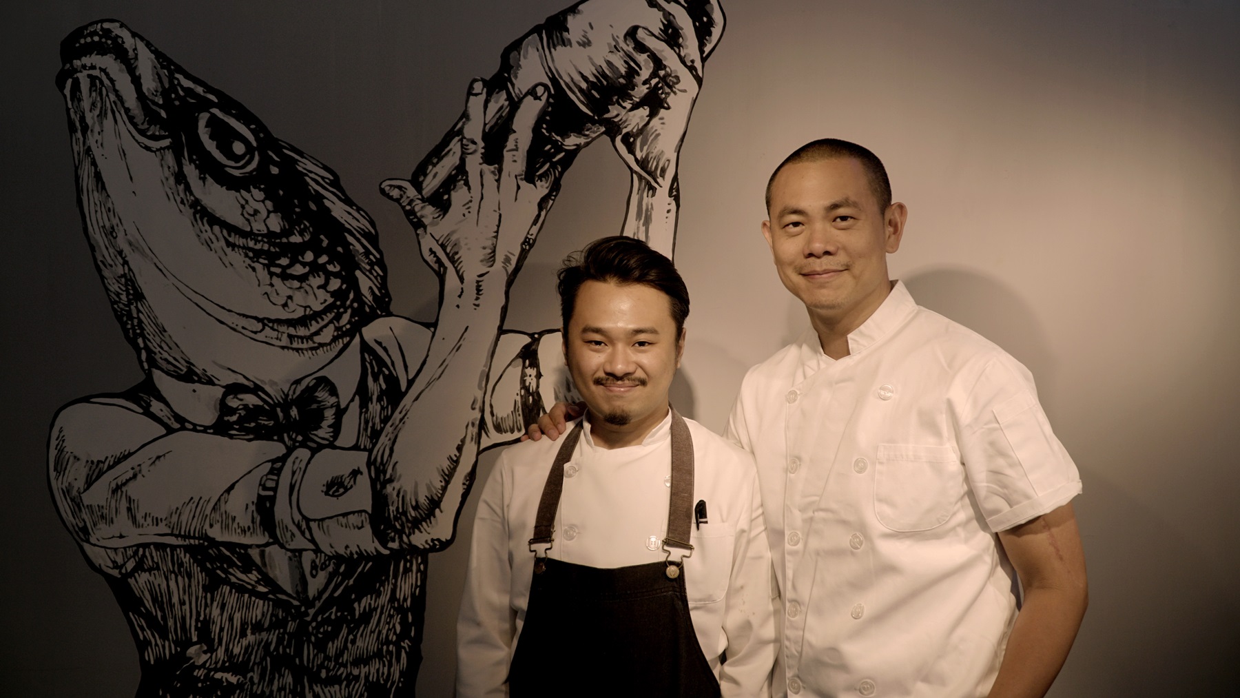 台灣主廚陳子洋（左），將角逐今年「聖沛黎洛年輕廚師競賽」的世界冠軍頭銜，名廚江振誠（右）特別做賽前指點。 （圖由欣臨企業提供）