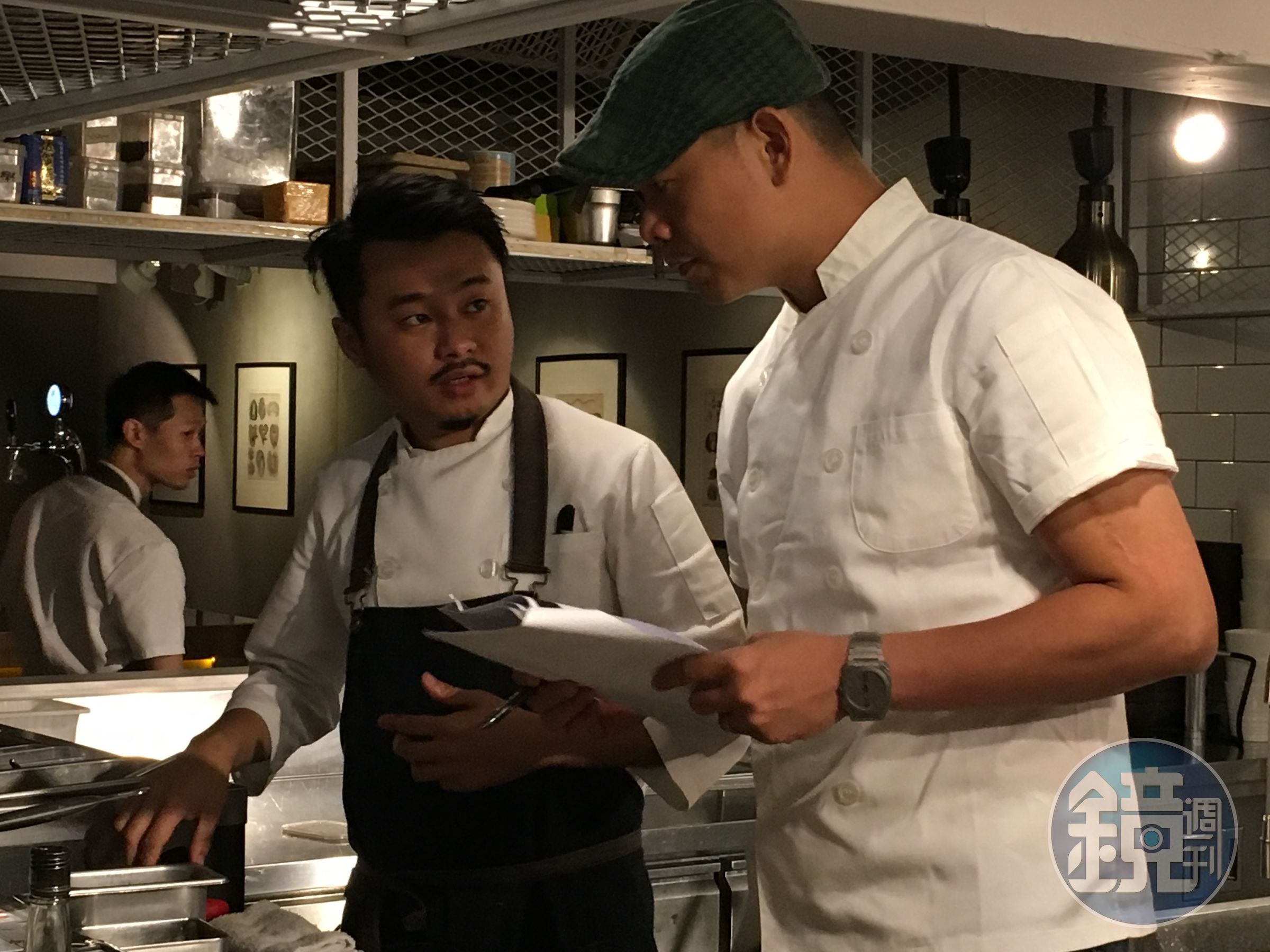 陳子洋（左）試煮比賽料理時，江振誠（右）在一旁提點。