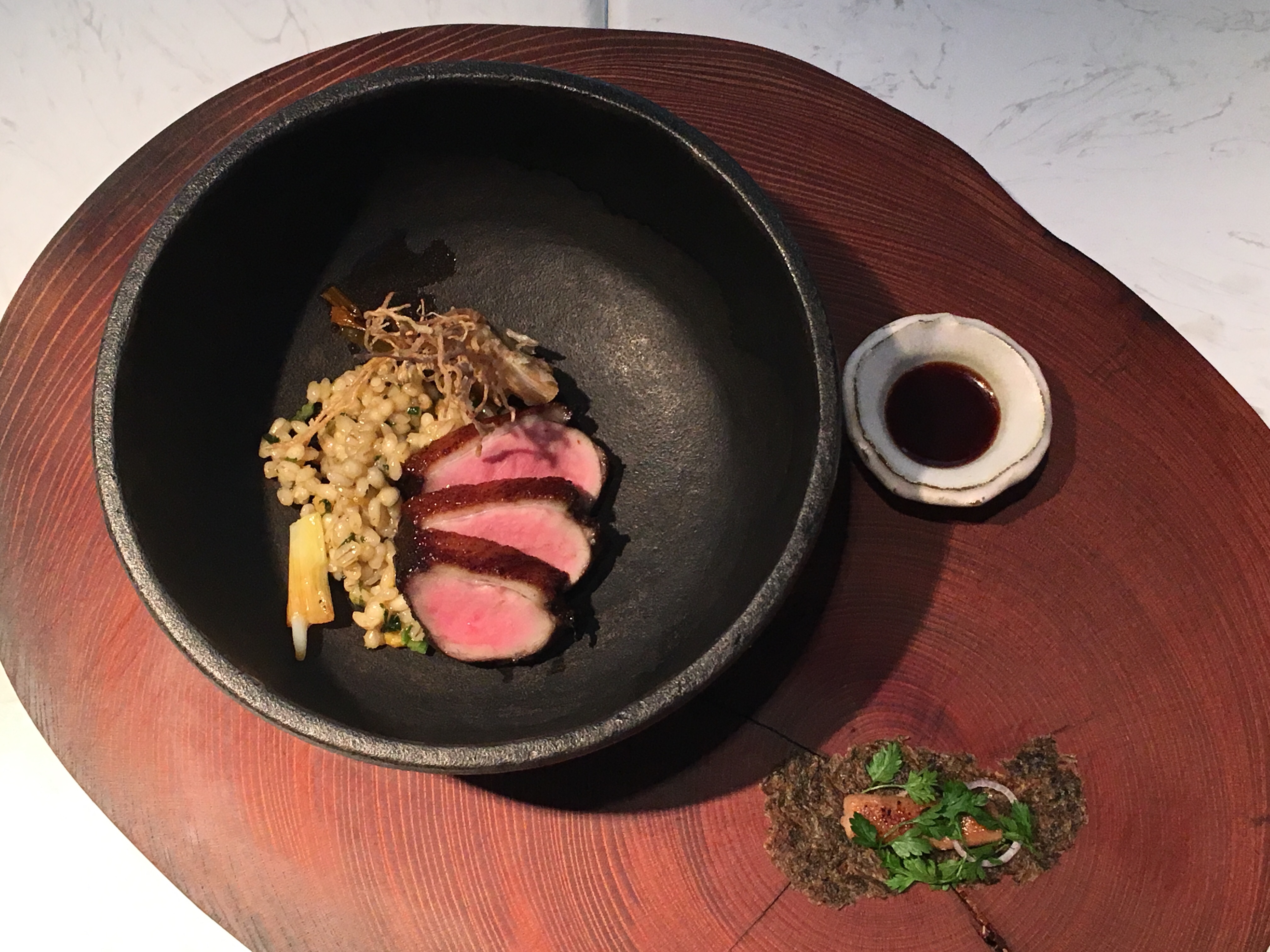 陳子洋第2次試煮，調整鴨肉熟度、醬汁濃稠度，整體口感更加精準。