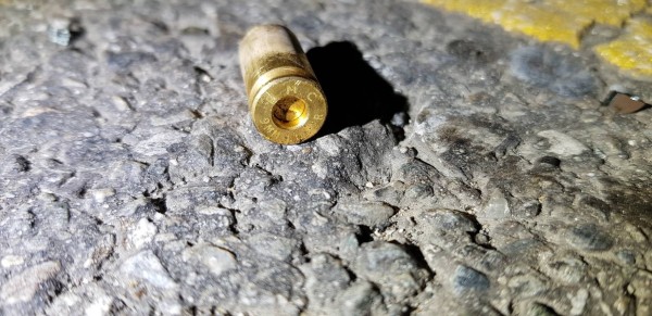 警方到場後人已經走光，現場遺留彈頭、使用過的信號彈。（松山分局提供）