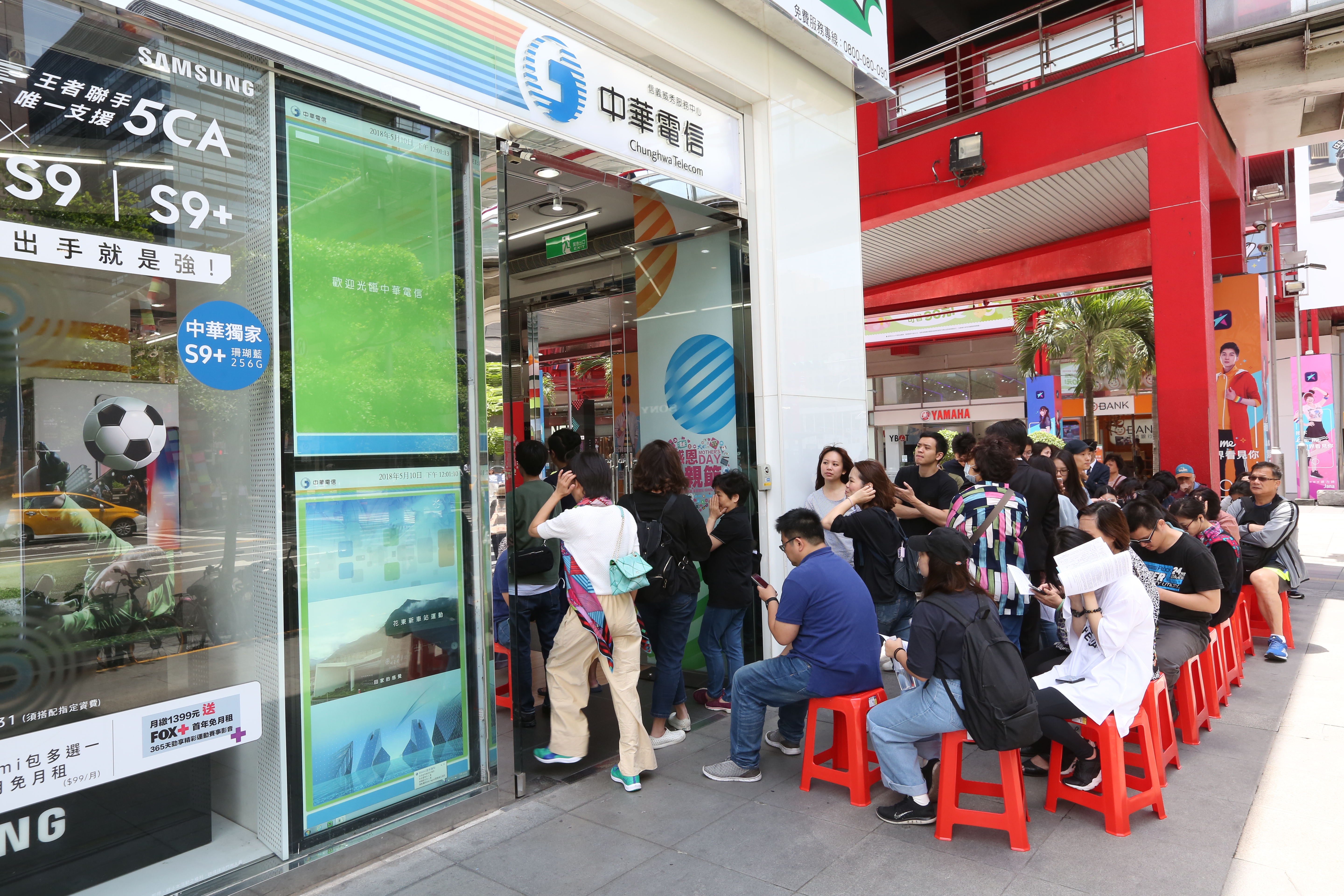 中華電信昨（8日）推出超殺方案，許多民眾排隊搶優惠。