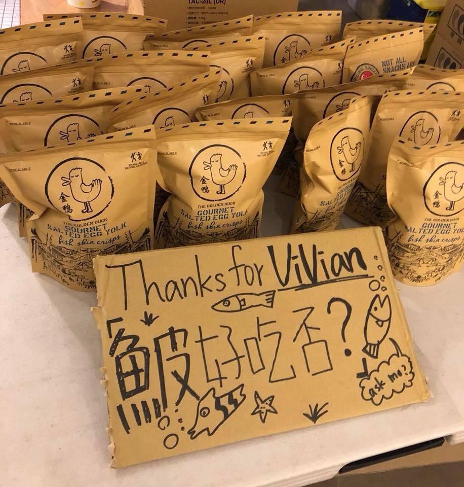 徐若瑄為了感謝劇組的辛苦，她還特地託人從新加坡帶回「鹹蛋魚皮」請所有人品嘗。（翻攝自徐若瑄臉書）