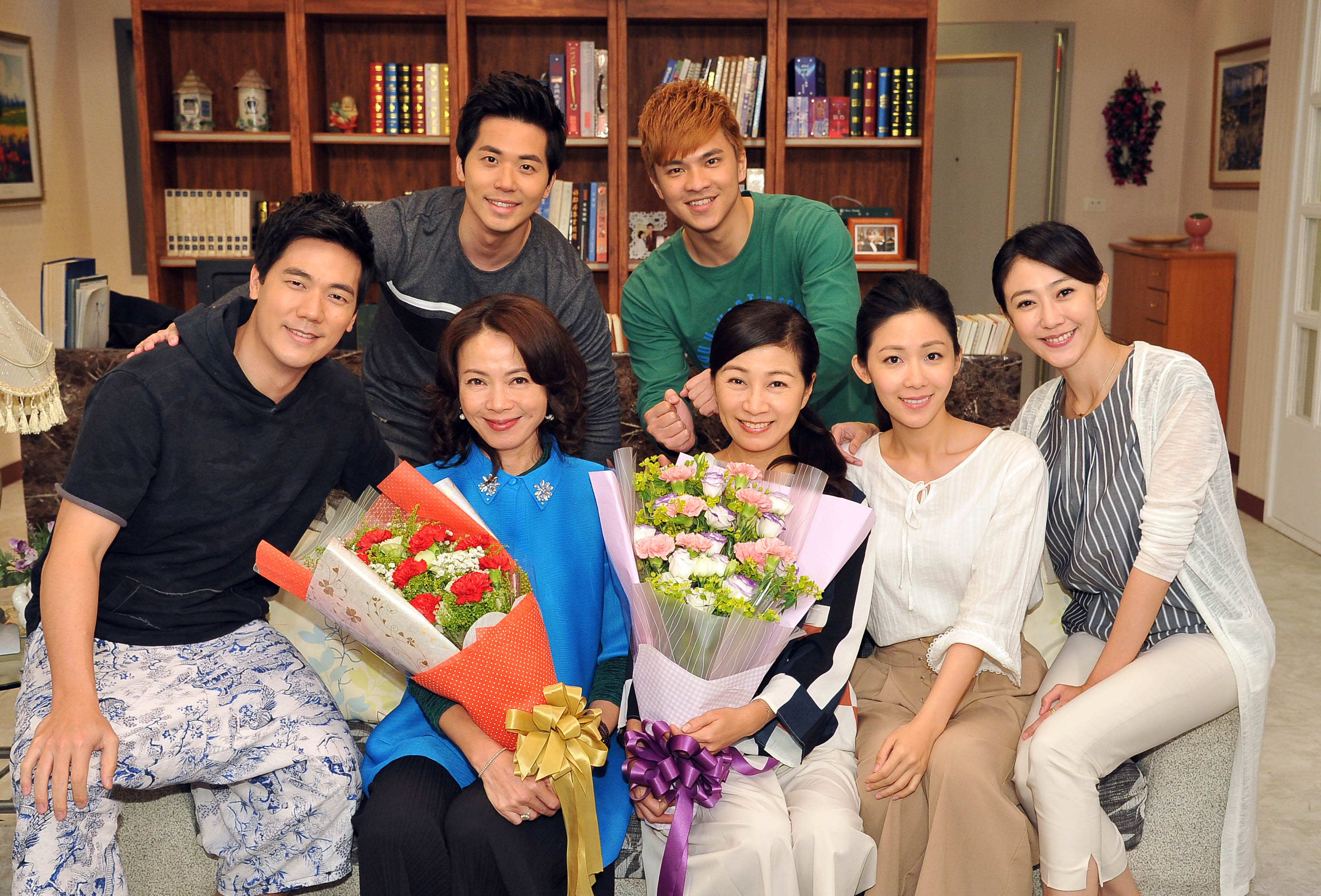 台視新八點檔《情．份》日前錄製母親節情節，年輕演員送花給柯淑勤及方文琳兩個媽媽。（台視提供）