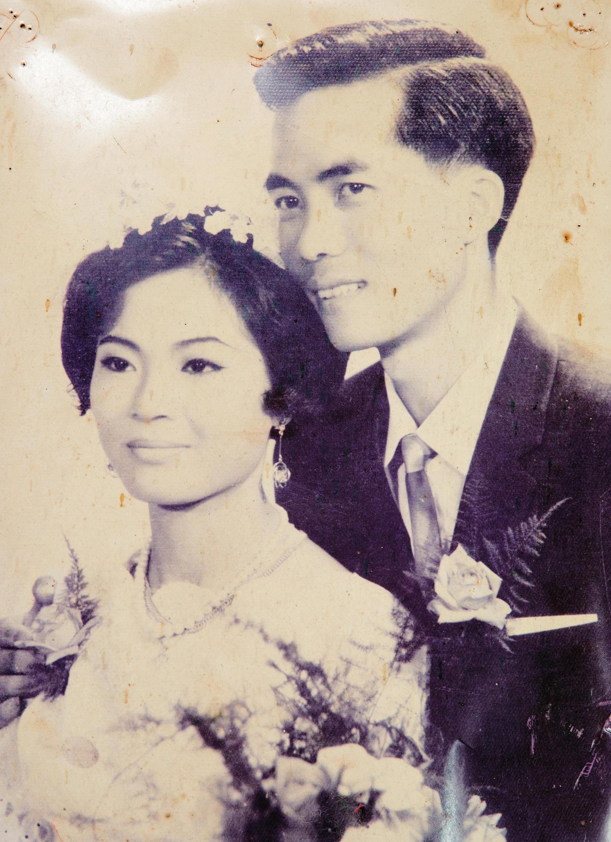 回台南工作的林玉泉，透過相親與小6歲的黃清月結連理，妻子婚後也入行做刺繡至今，擅長繡臉譜。