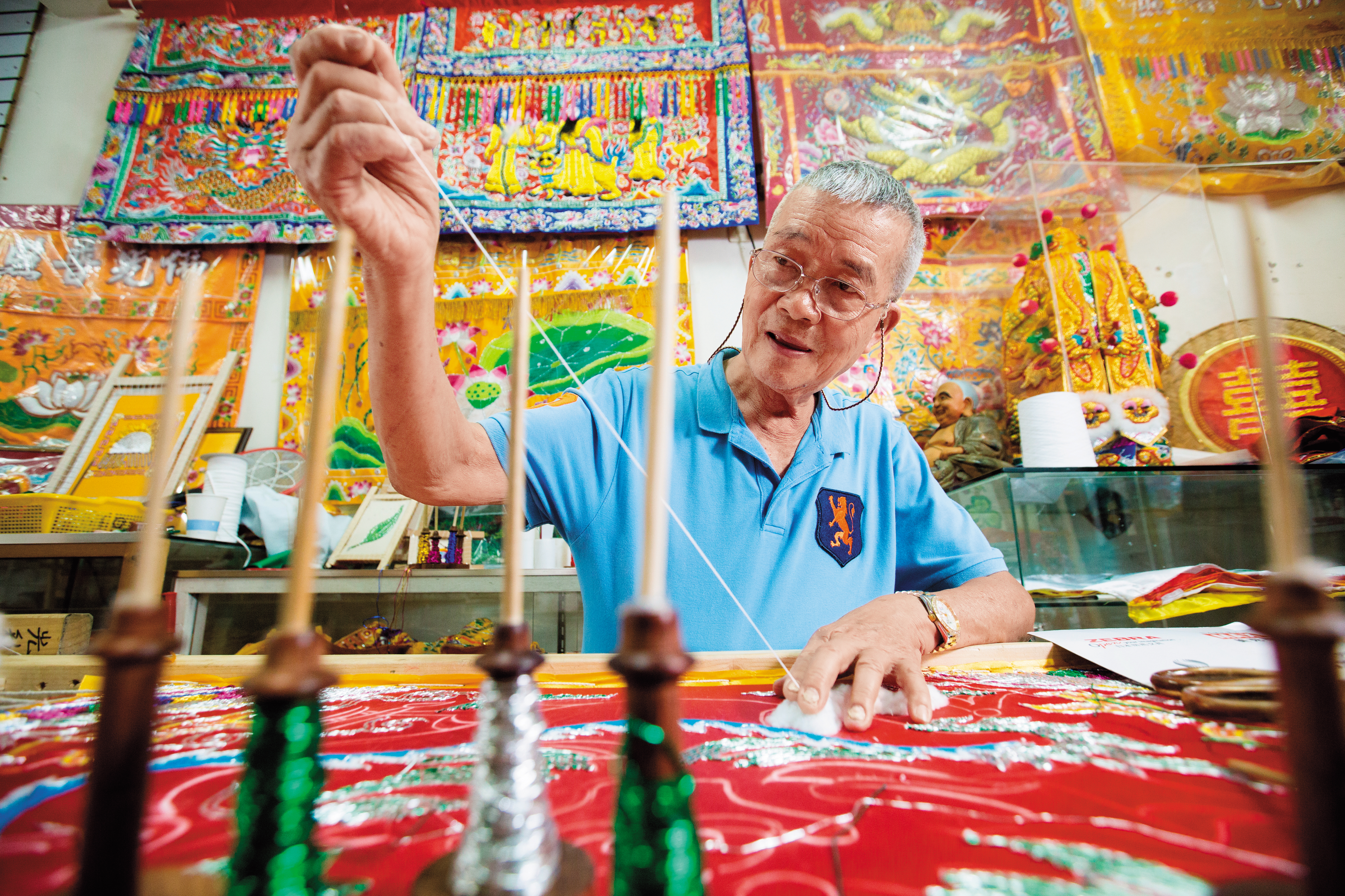 府城光彩繡莊老闆林玉泉是台南安南區鹽工之子，從學藝算起，刺繡年資超過一甲子，人稱「府城老繡才」。