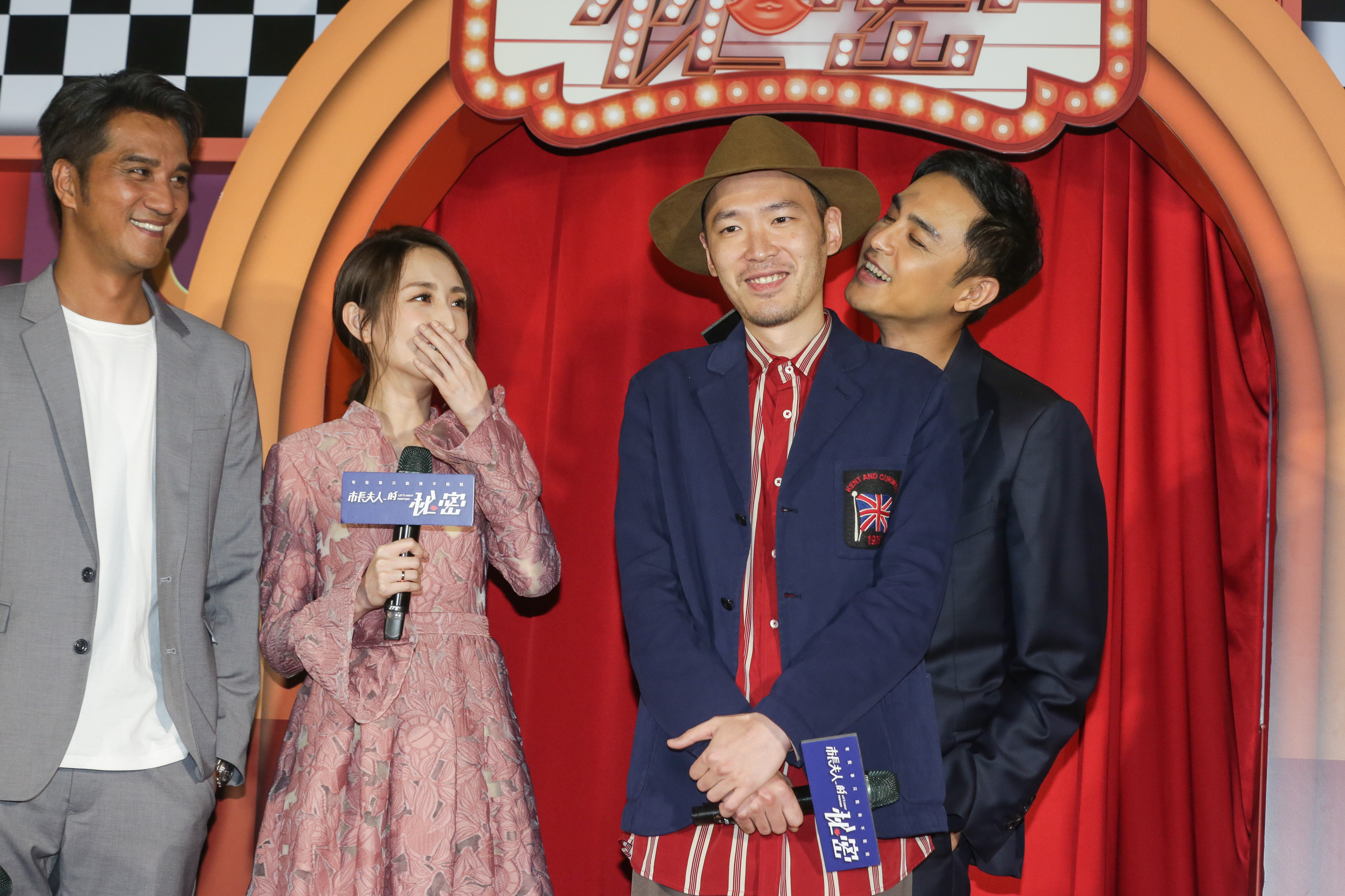 明道外套一脫，噴出大肌塊，硬頂張少懷。張少懷只能任他玩弄。