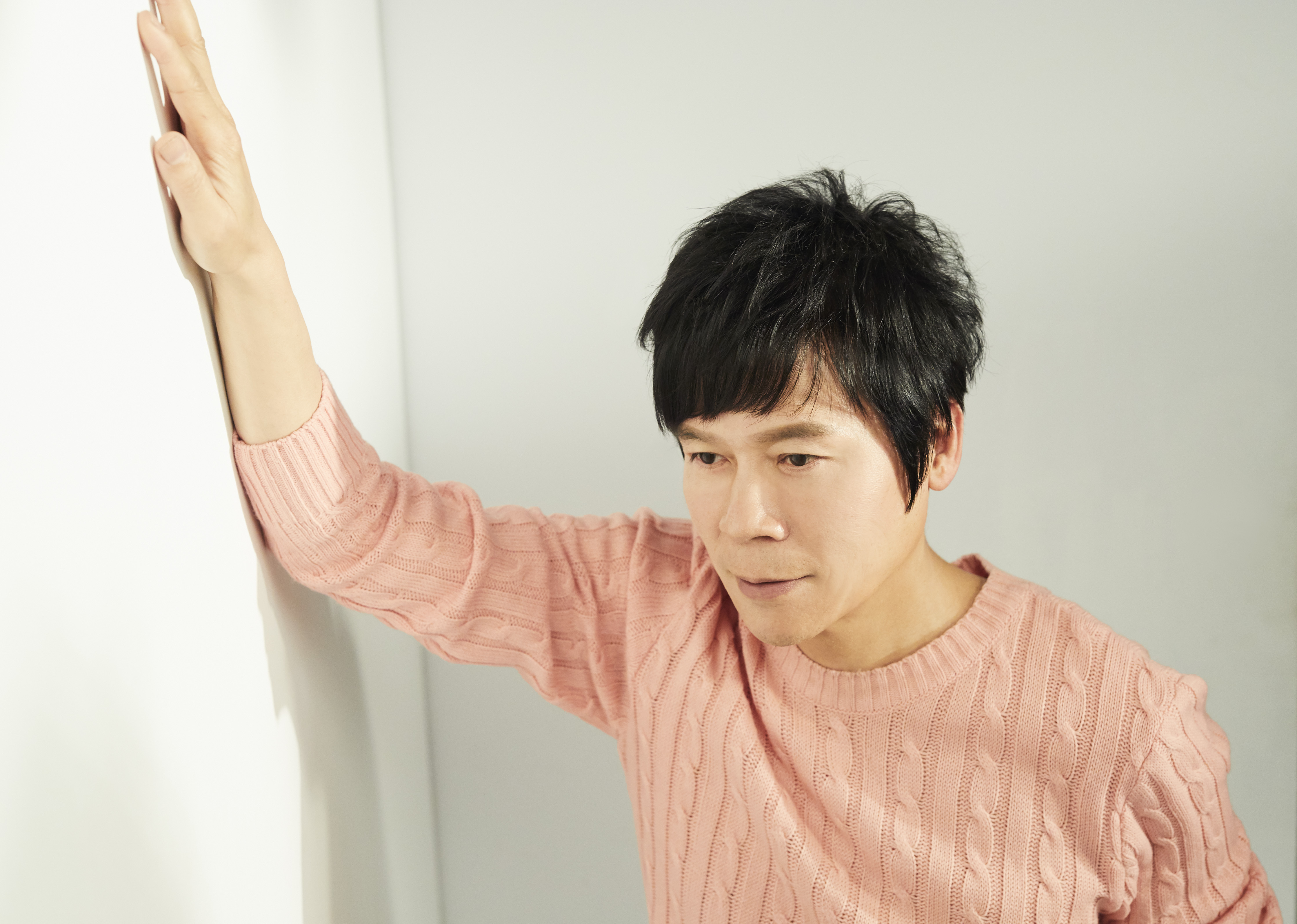 洪榮宏為了個人演唱會擺出壁咚姿勢入鏡，展現回春電力。（寬宏藝術提供）