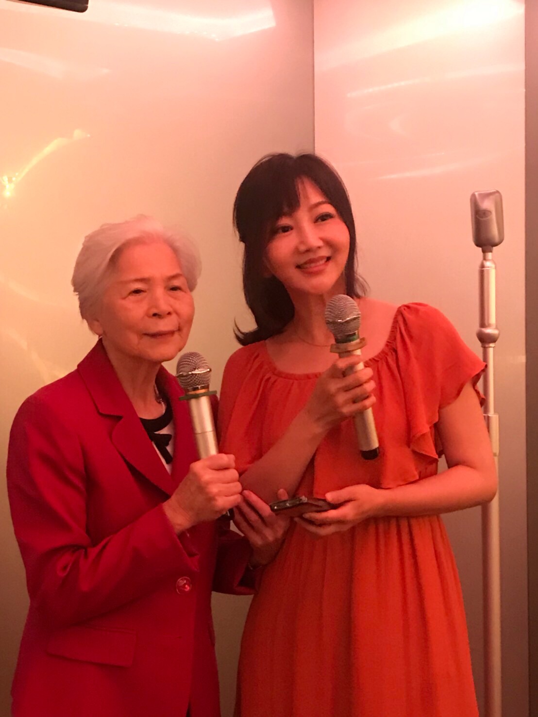 洪榮宏的新婚妻張瀞云將再次擔任演唱會嘉賓，頭號歌迷洪媽媽笑納5場演唱會門票當母親節禮物。（寬宏藝術提供）