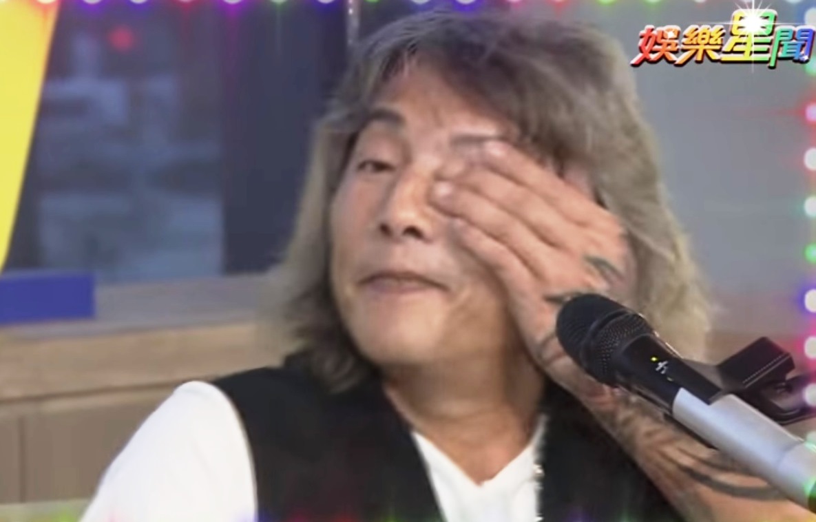 歌手法愛在節目中因為一封信而落淚。（翻攝《安安大明星》）
