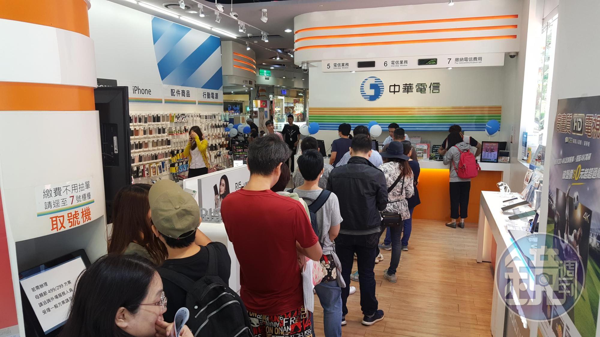 499上網吃到飽方案一出,門市人員累爆,民眾也排隊排到軟腳。